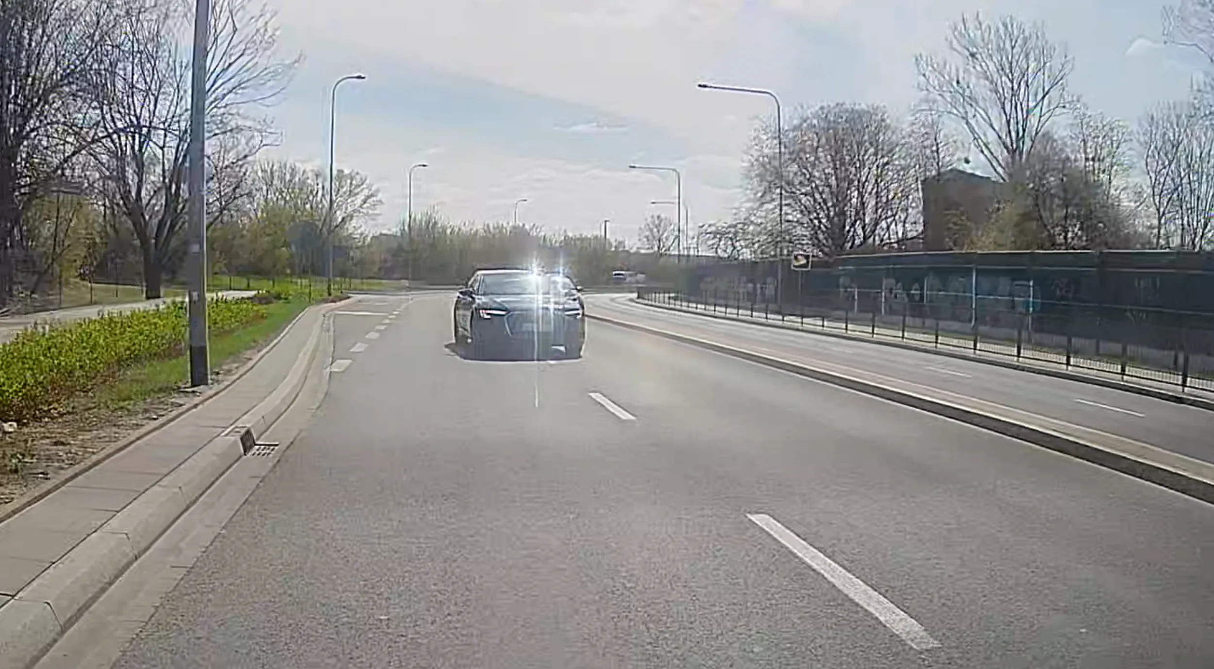 Pędzi w zabudowanym między autami bez kierunkowskazu aby finalnie stanąć na światłach na awaryjnych. Stwarza niebezpieczne sytuacje.