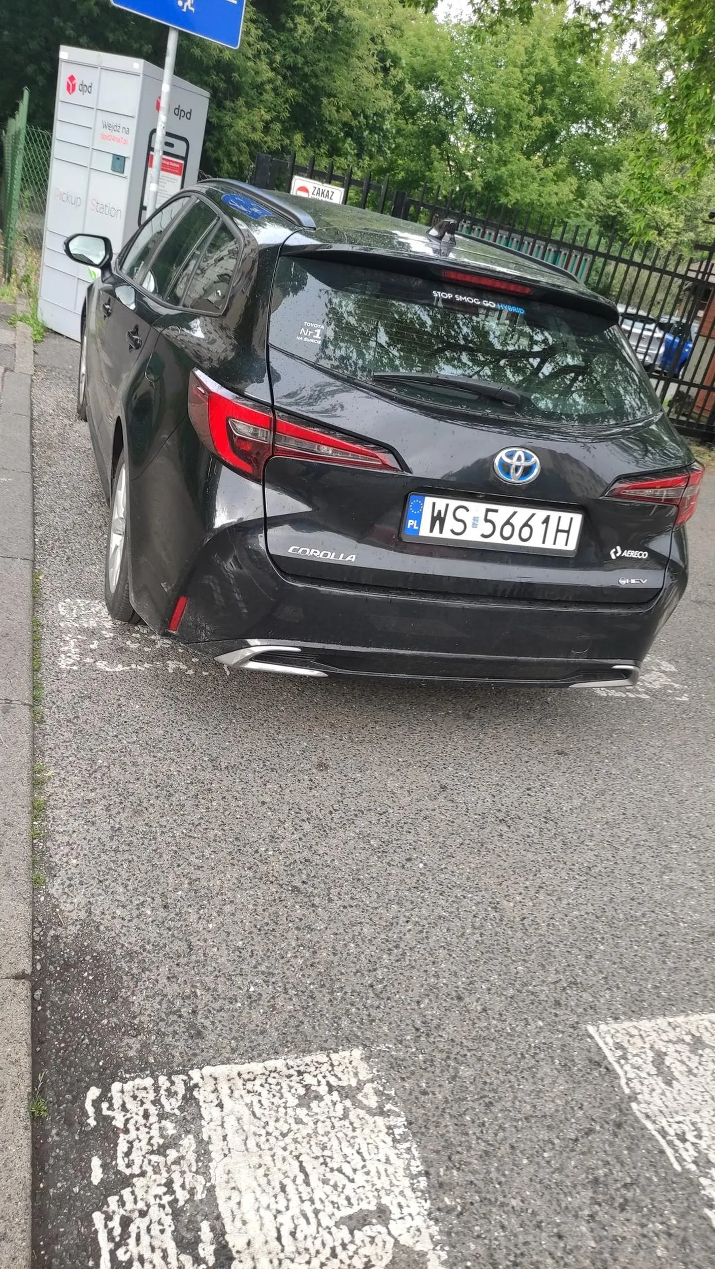 Parkuje przede bramą, na ścieżce rowerowej i w pobliżu przejścia dla pieszych