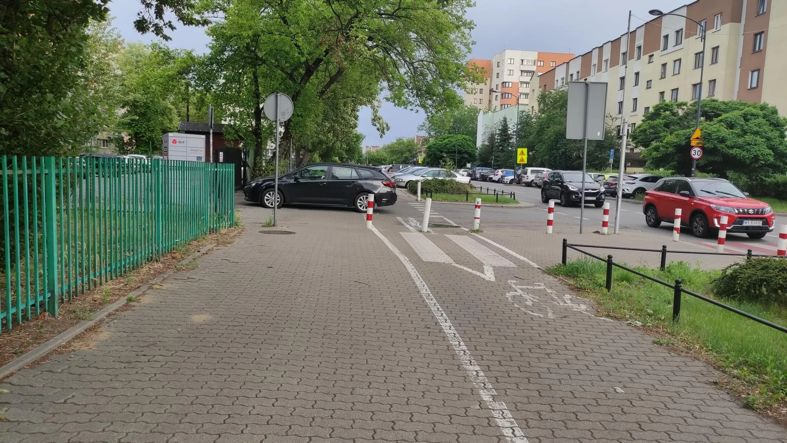 Parkuje przede bramą, na ścieżce rowerowej i w pobliżu przejścia dla pieszych
