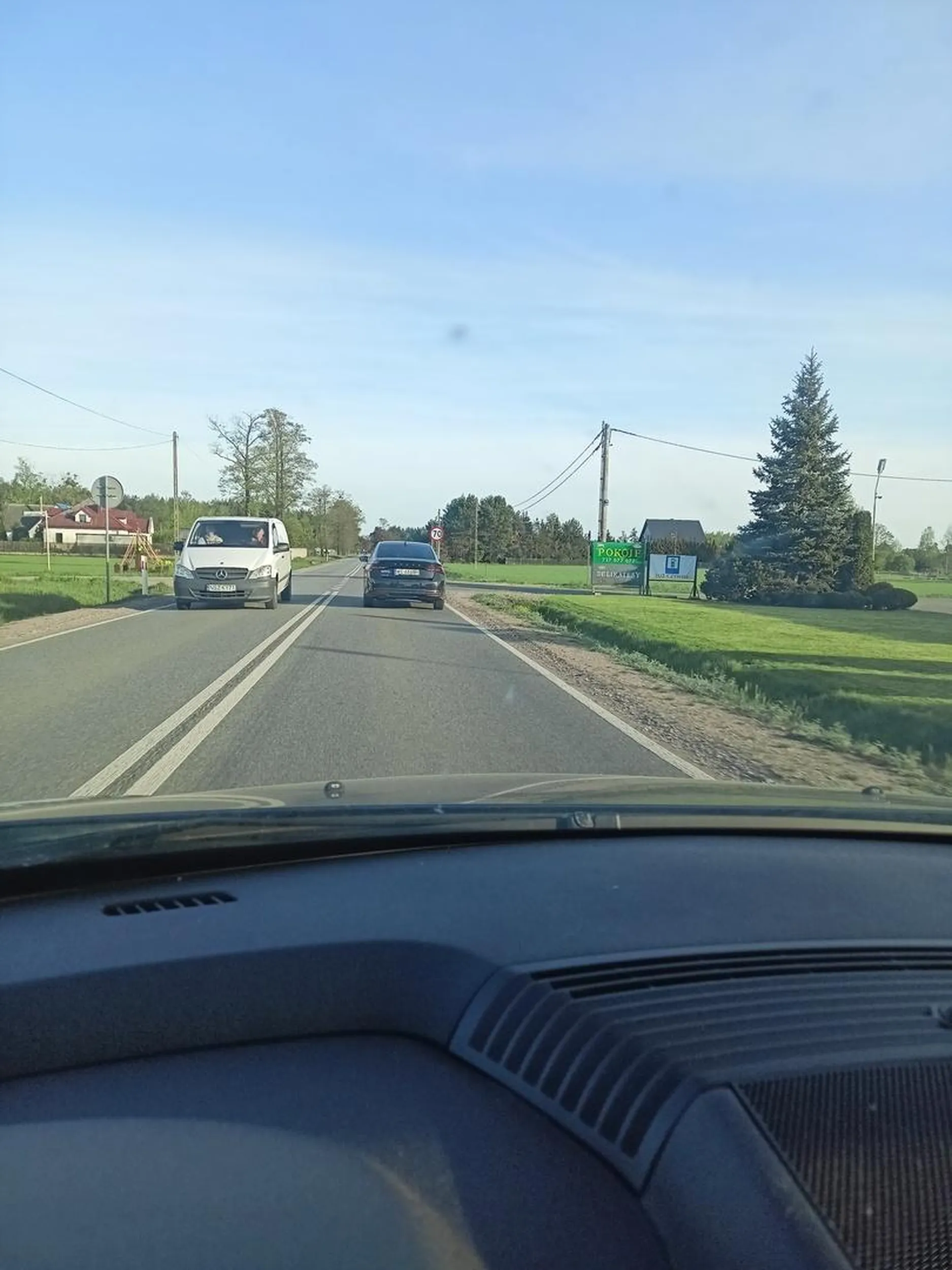 Kubica w firmowej skodzie. Wyprzedza na siłę i ryzykownie tylko po to żeby za chwilę zwolnić i blokować. Leczy kompleksy na drodze.