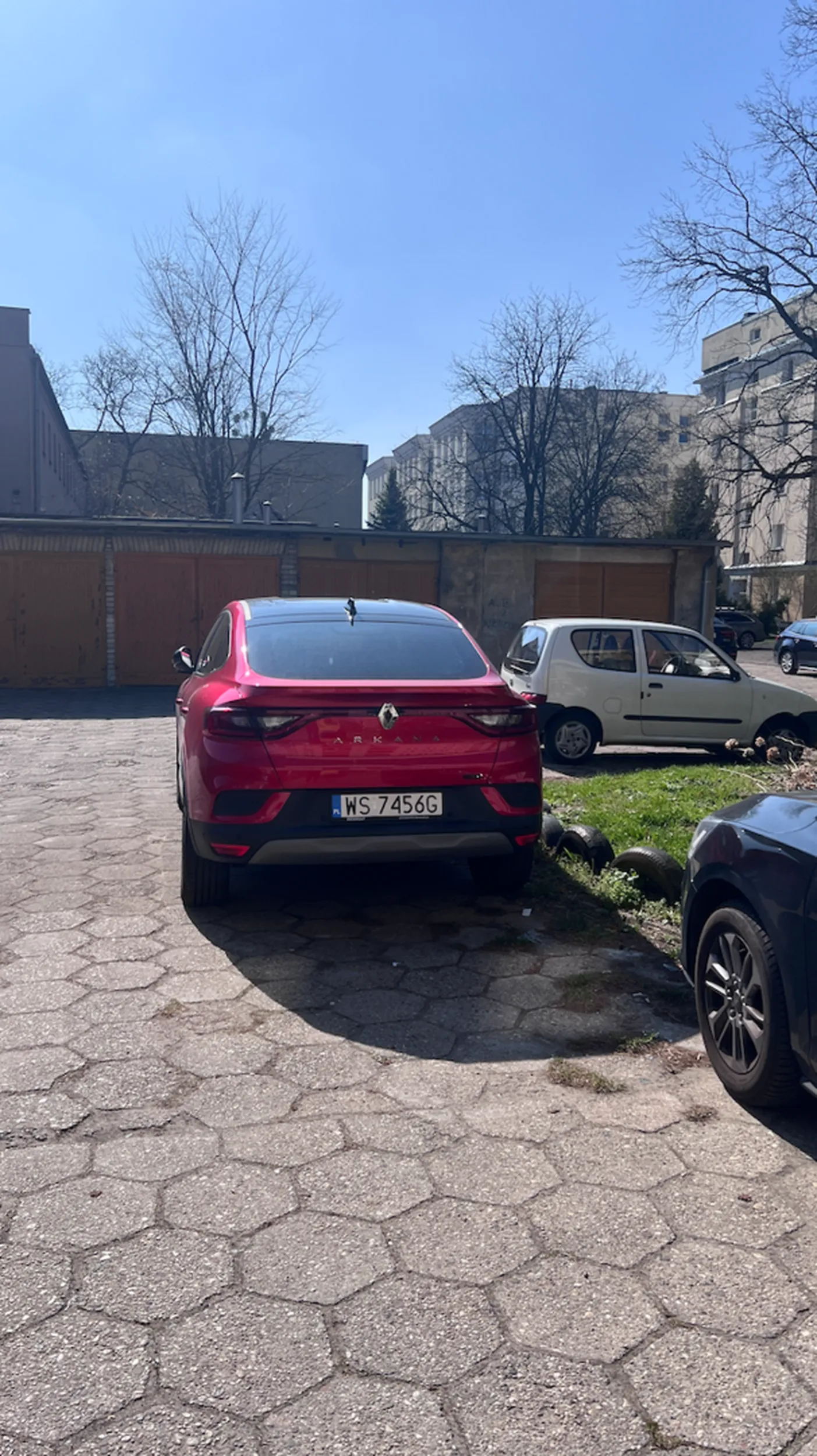 Prawo jazdy znalezione w czipsach ? Utrudniasz wjazd do garaży i stoisz na łuku drogi, jeszcze jedna taka akcja i zgłaszam na Policje Art. 49 ust. 2 pkt 1 Ustawy Prawo o ruchu drogowym „Zabrania się postoju w miejscu utrudniającym wjazd lub wyjazd, w szczególności do i z bramy, garażu, parkingu lub wnęki postojowej.” Art. 90 Kodeksu wykroczeń § 1. „Kto tamuje lub utrudnia ruch na drodze publicznej, w strefie zamieszkania lub strefie ruchu, podlega karze grzywny do 500 złotych lub karze nagany.” § 2. „Jeżeli wykroczenia, o którym mowa w § 1, dopuszcza się prowadzący pojazd mechaniczny, podlega karze grzywny nie niższej niż 500 zł.”