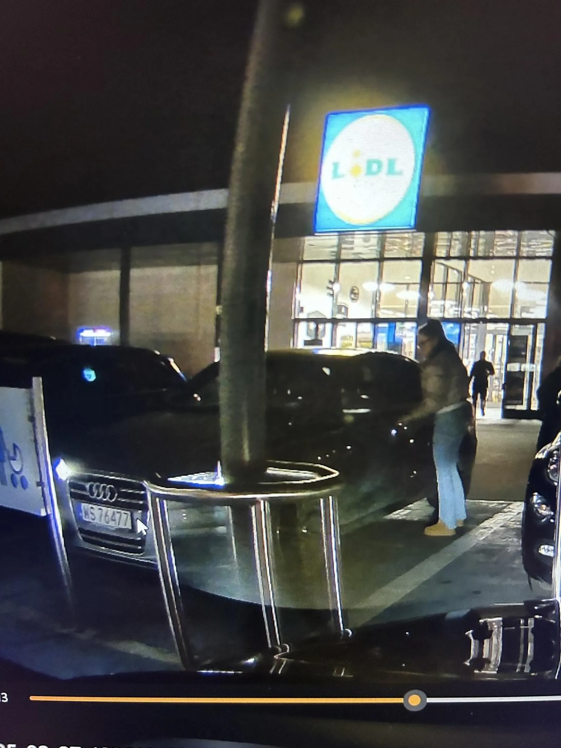 Pani zajmuje miejsce dla rodzin z dziećmi mimo że była sama