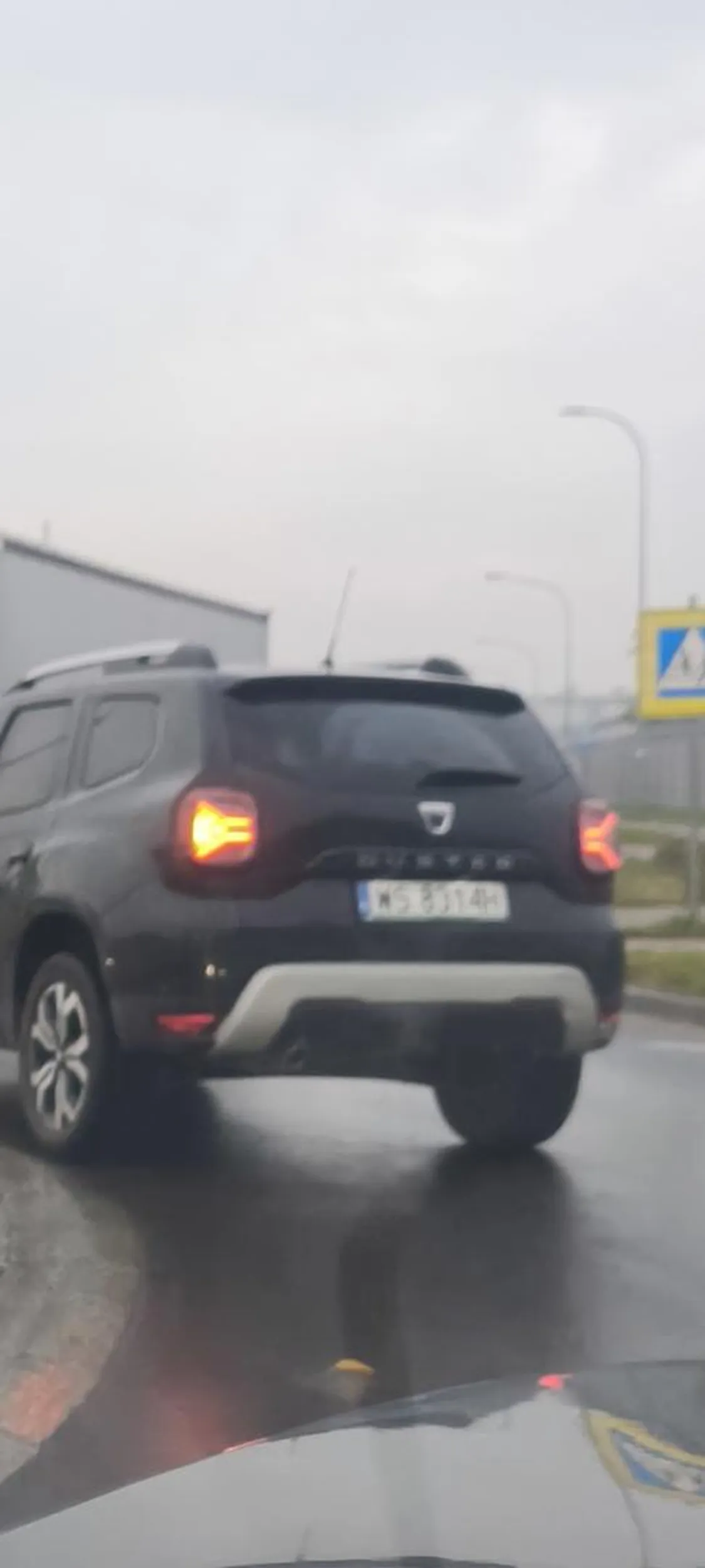 Uwaga na gościa, specjalnie hamuje bez powodu. Baran poluje na wyłudzenia.