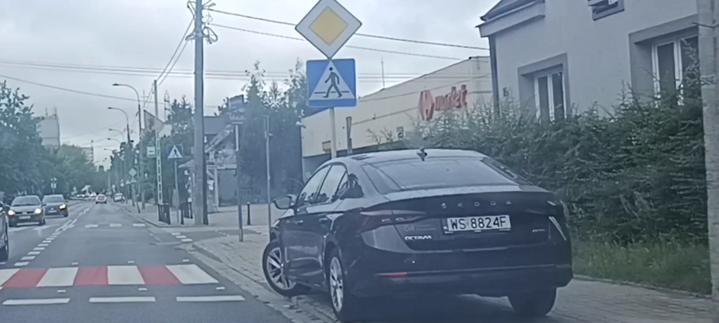Chamskie parkowanie przy samym przejściu dla pieszych a wolno dopiero 10m przed znakiem