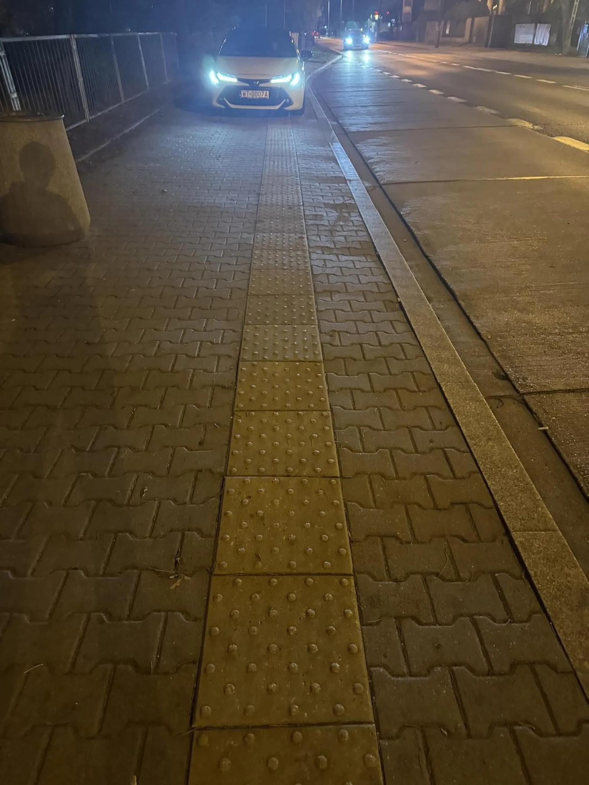 Staje na środku chodnika na przystanku autobusowym