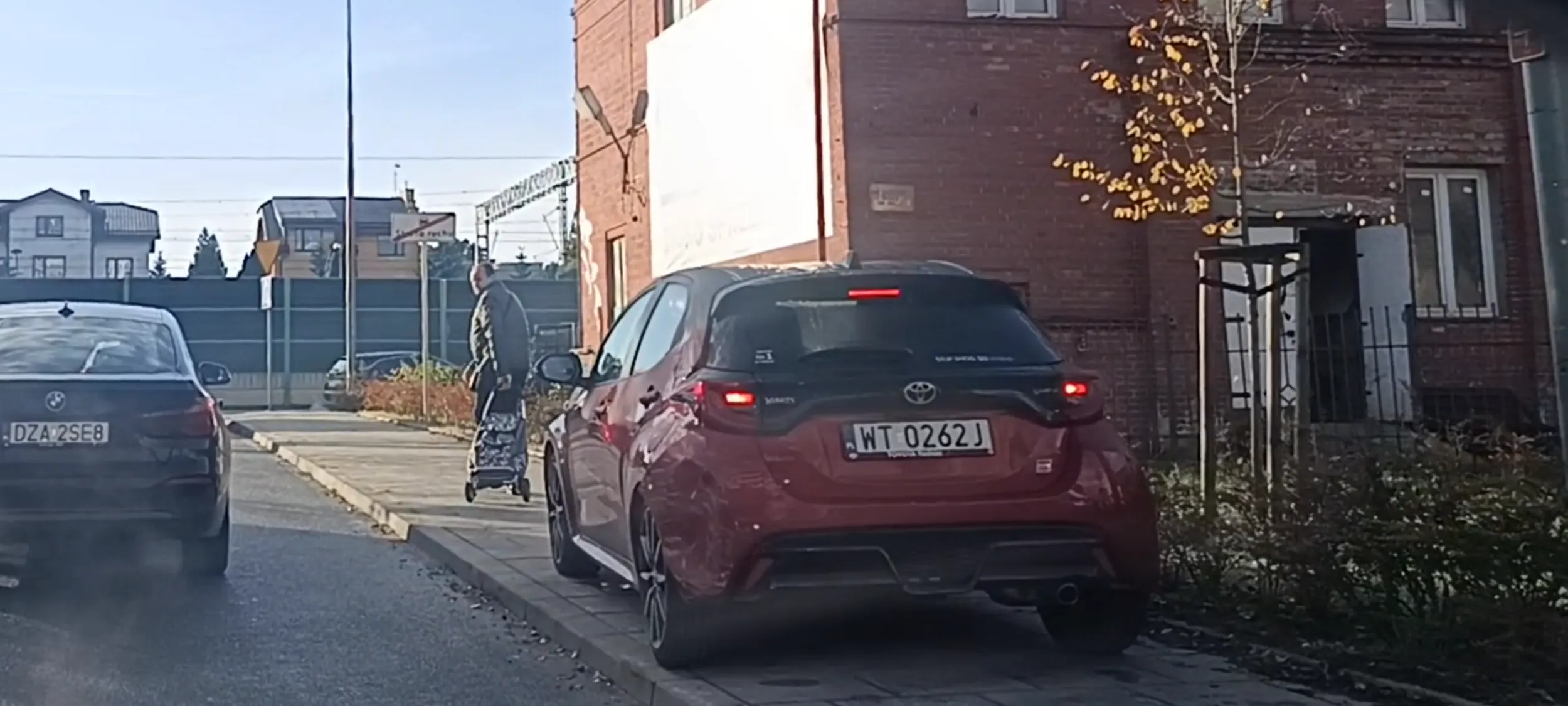 Chamskie parkowanie na chodniku.