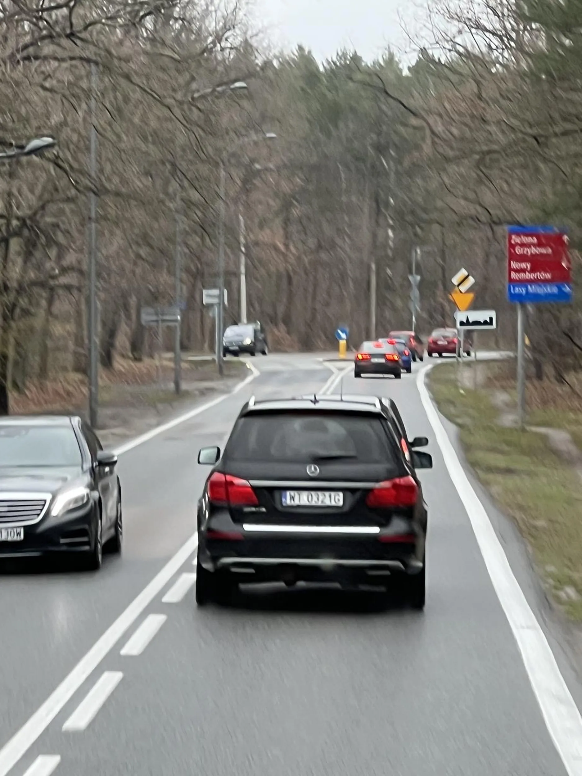 Burak i prostak wyprzeda na trzeciego mało nie spowodował wypadku z samochodem z naprzeciwka i wciska się na ostatnią chwilę. Później hamuje przed maską i puka się w głowę. Pójdź po rozum chamie.