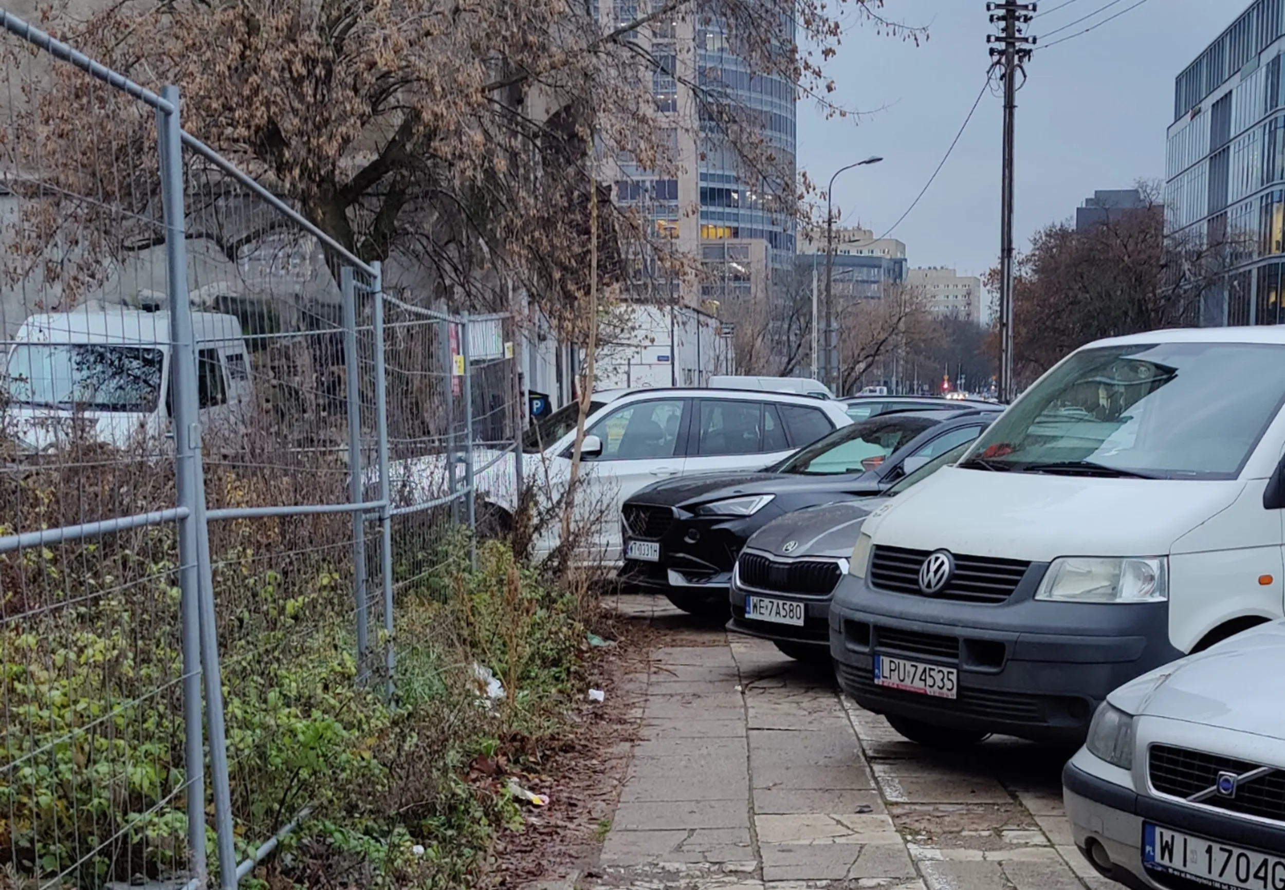 Kierowca nie umie parkować: zdjęcie z 4 grudnia 2024