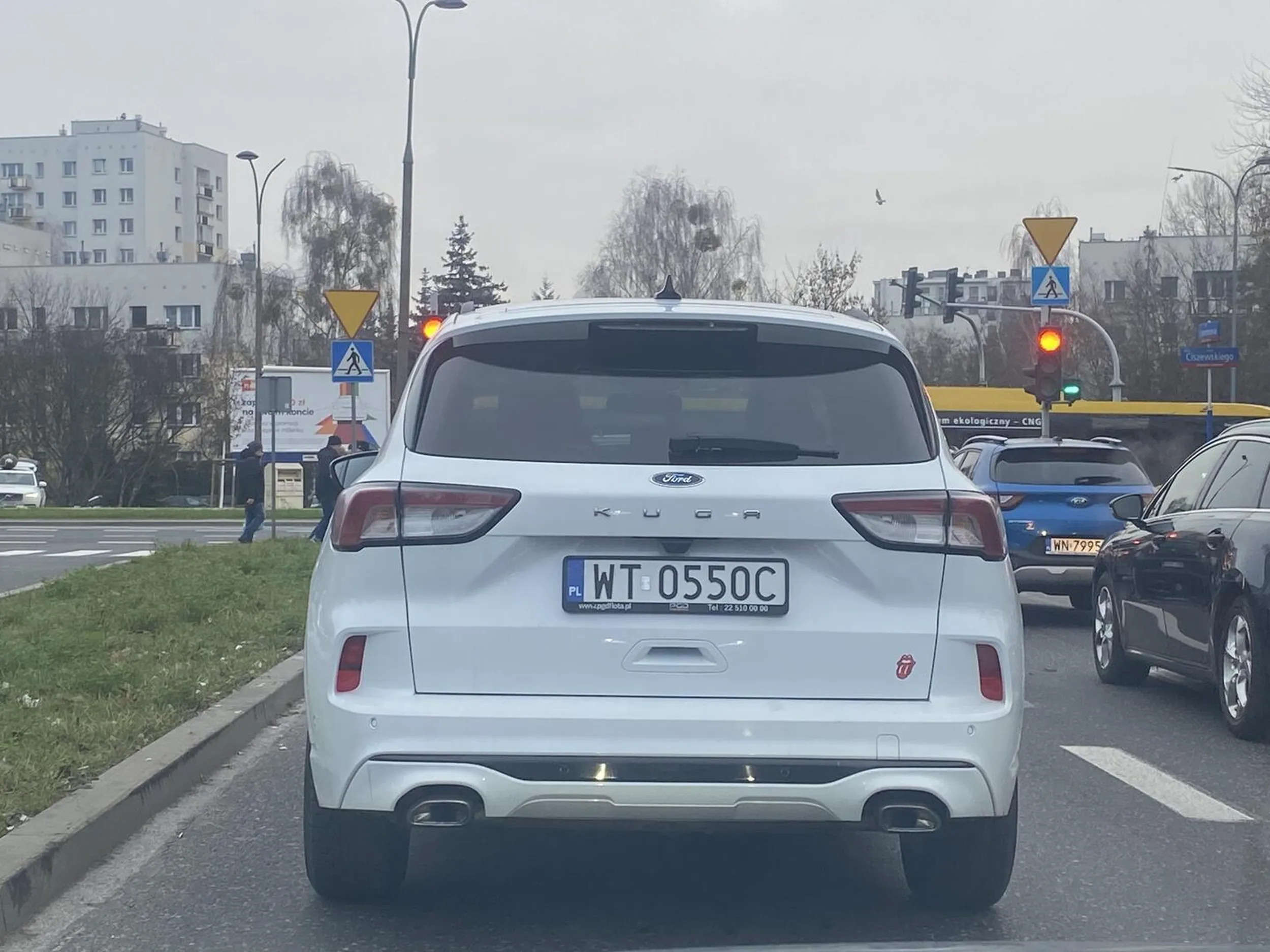 Sam to sie wcina ale innych to nie wpusci. Ogarnij sie dziadygo.