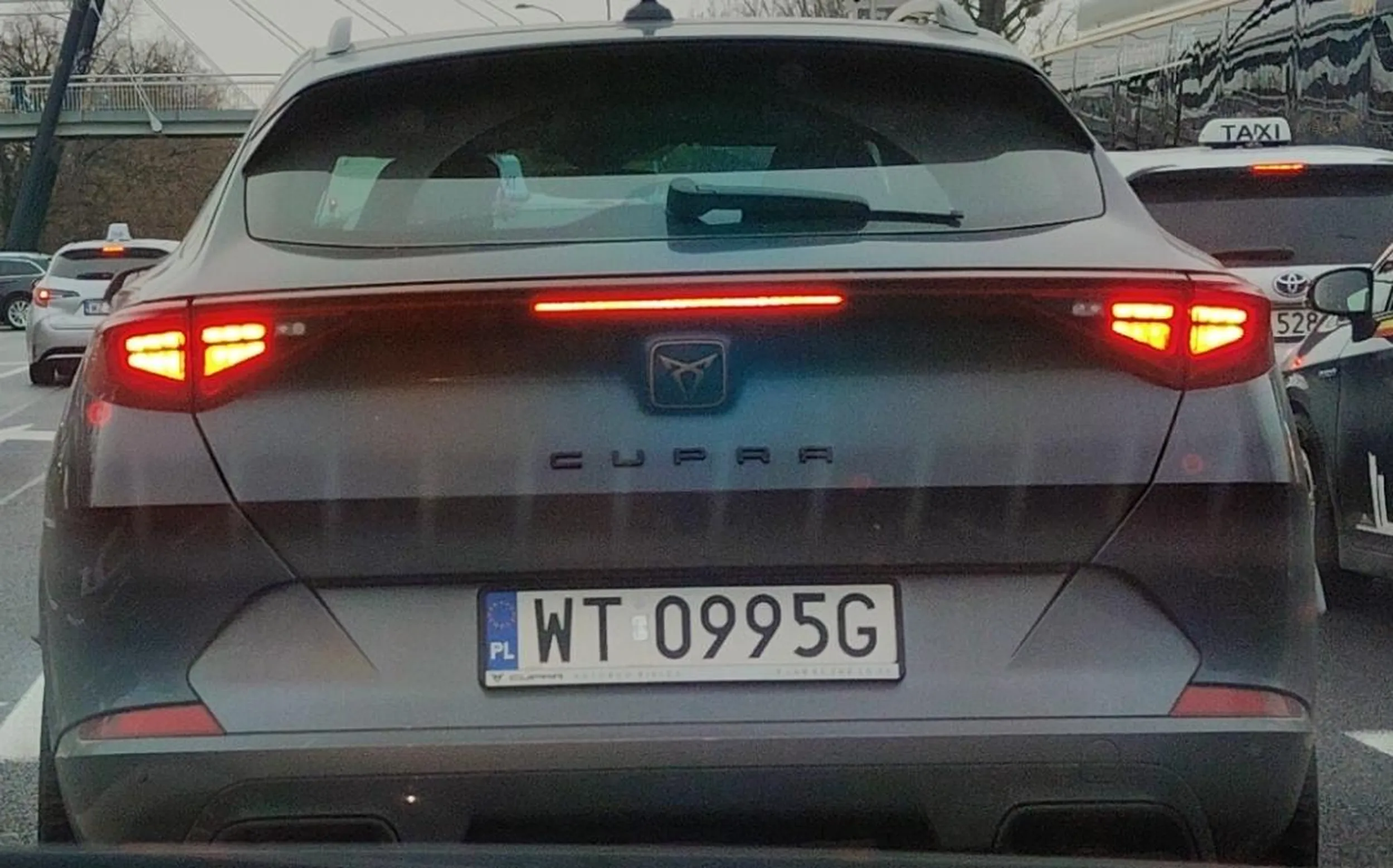 Po co mu lusterka, skoro ich nie używa?