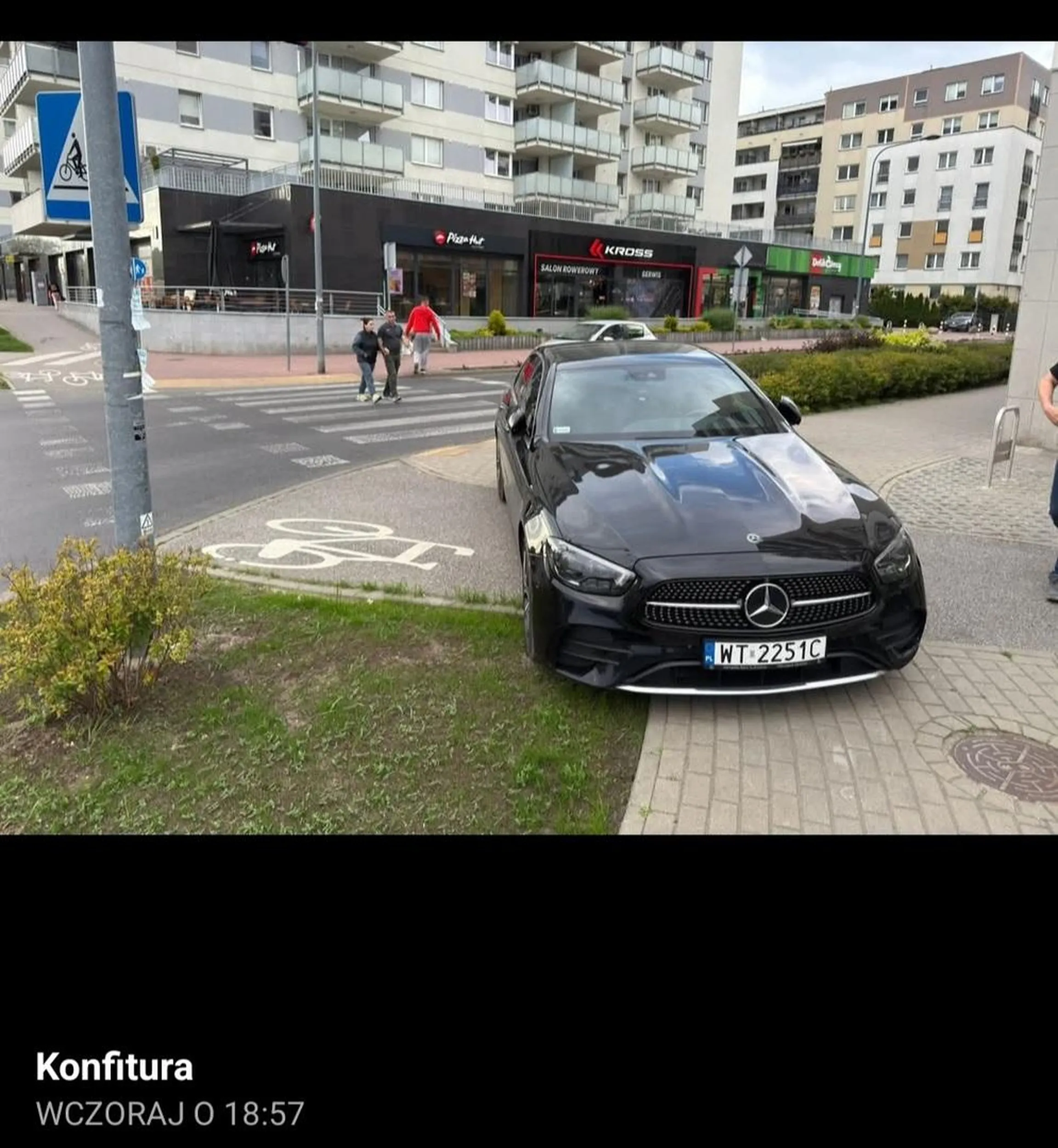 Jeździ po trawnikach i chodnikach, to nie tylko bandyta drogowy ale chodnikowy.  Cham w aucie i poza nim.