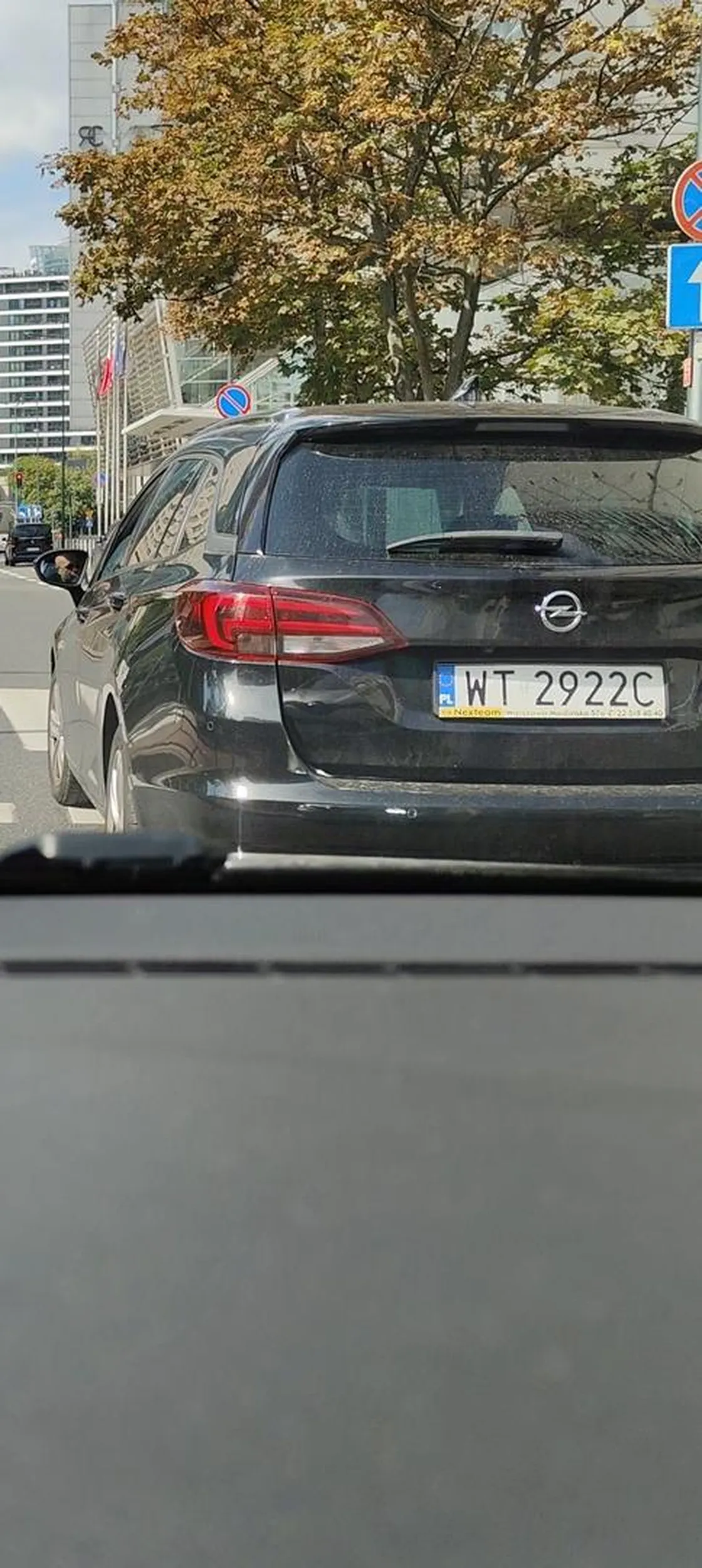 Wymuszacz stłuczek. Cały czas w centrum Warszawy szukał sposobu, żeby w niego uderzyć.