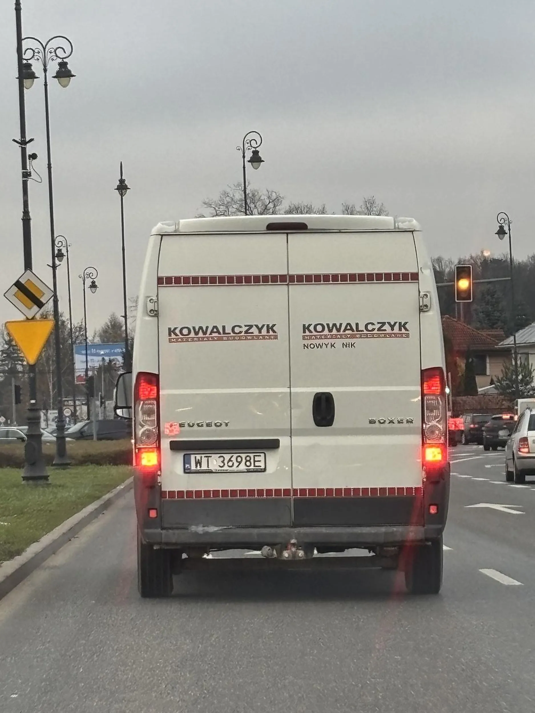 Ten kierowca Fiata Ducato to definicja busiarza, który chyba myśli, że ma „god mode” na drodze. W pewnym momencie wciął mi się przed maskę bez jakiegokolwiek sygnału, jakby świat się kręcił wyłącznie wokół jego Ducato. Musiałem zahamować tak ostro, że gdybym nie zareagował w sekundę, skończyłbym na jego pace. To nie był „dynamiczny manewr”, to był absolutny brak mózgu i wyobraźni.