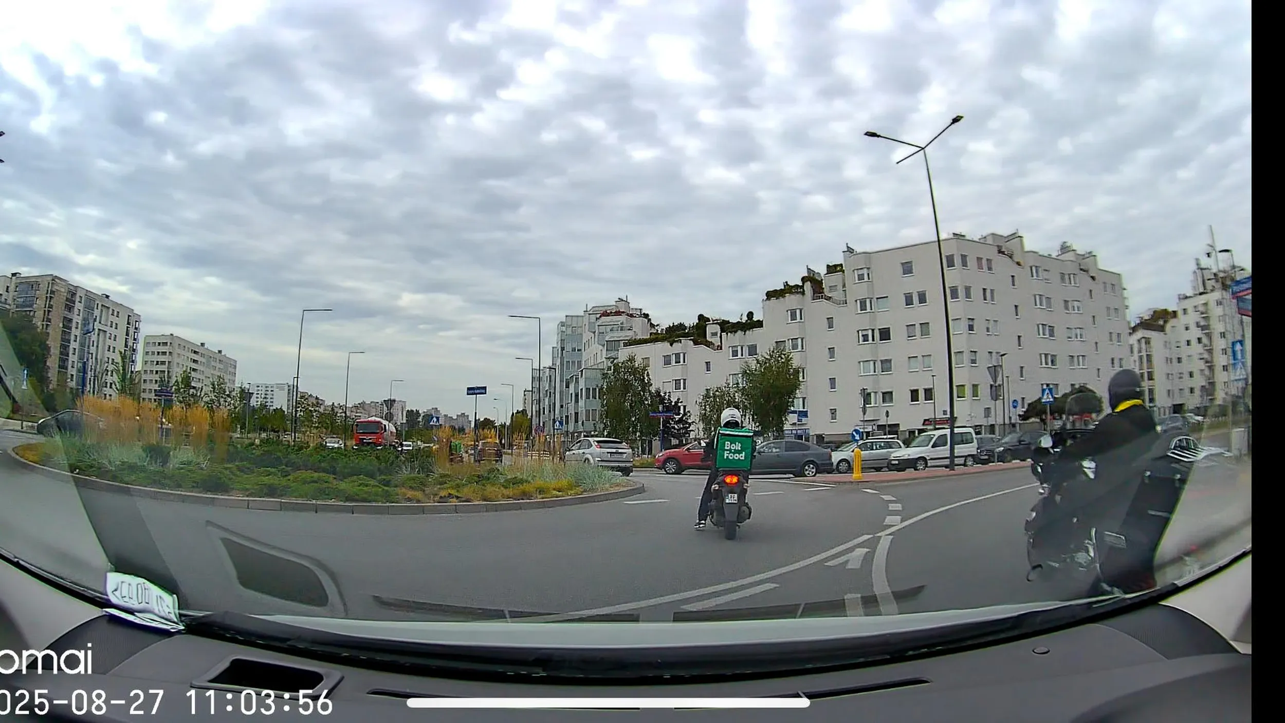 Ale tym razem zajechałeś, potem jeszcze przekroczyłeś podwójne ciągła jako gówniarz bez żadnego kierunkowskazu. Życzę ci zdrowia, ale z taką jazdą to nie na długo.