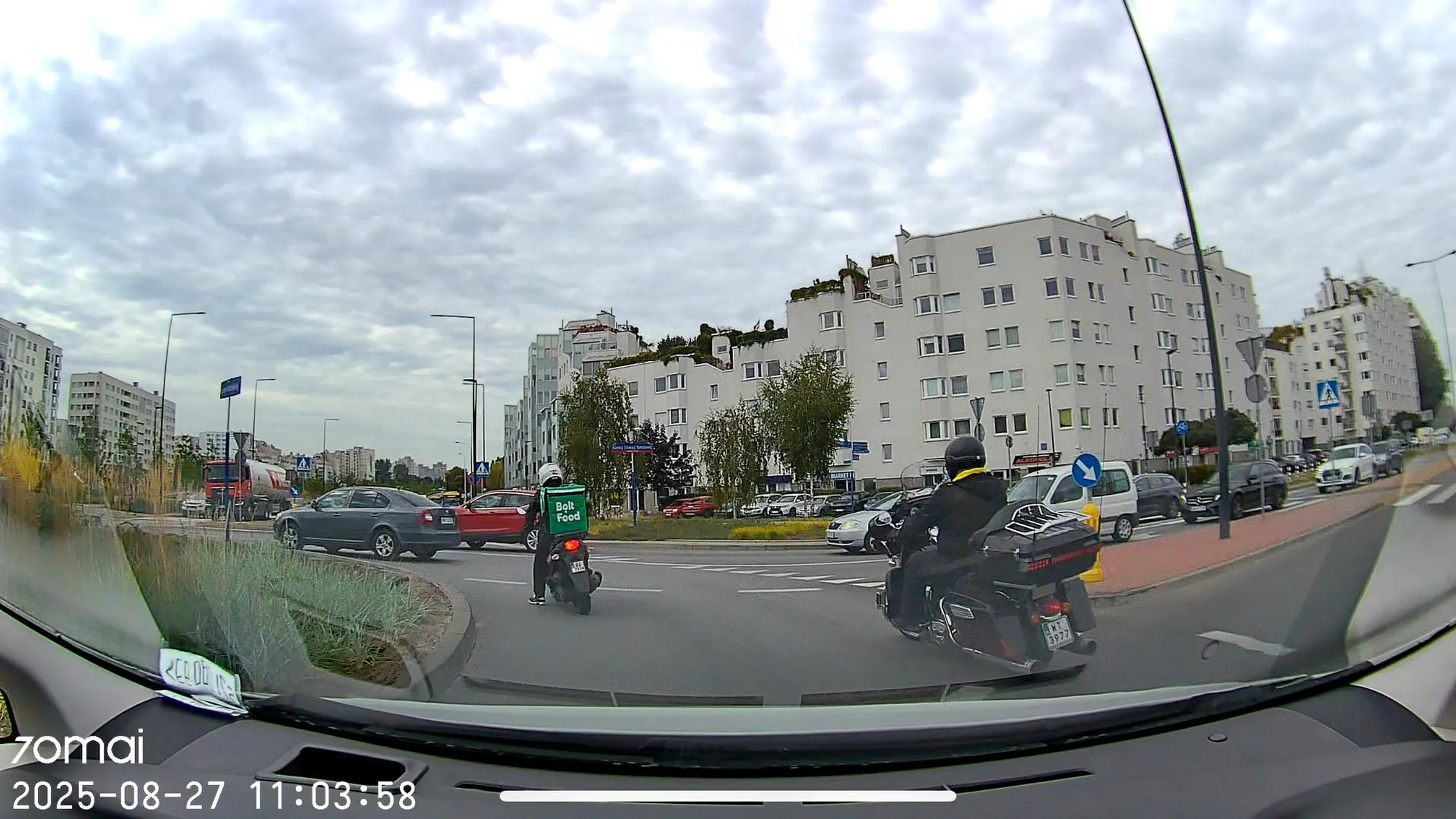 Ale tym razem zajechałeś, potem jeszcze przekroczyłeś podwójne ciągła jako gówniarz bez żadnego kierunkowskazu. Życzę ci zdrowia, ale z taką jazdą to nie na długo.