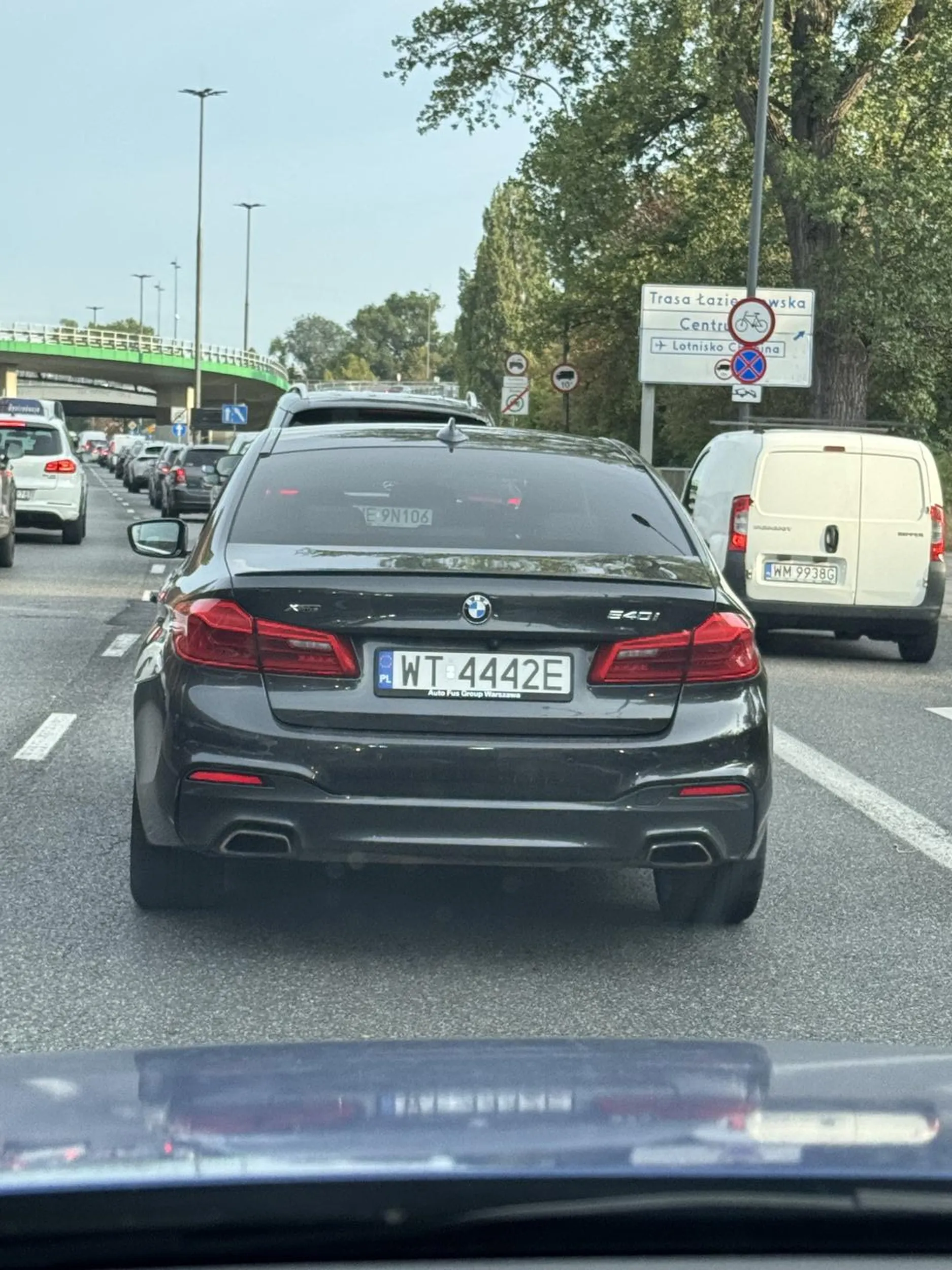 Ja rozumiem, że jazda BMW zobowiązuje ale nie trąb na ludzi tylko dlatego, że nie możesz zapier**lać po mieście.
