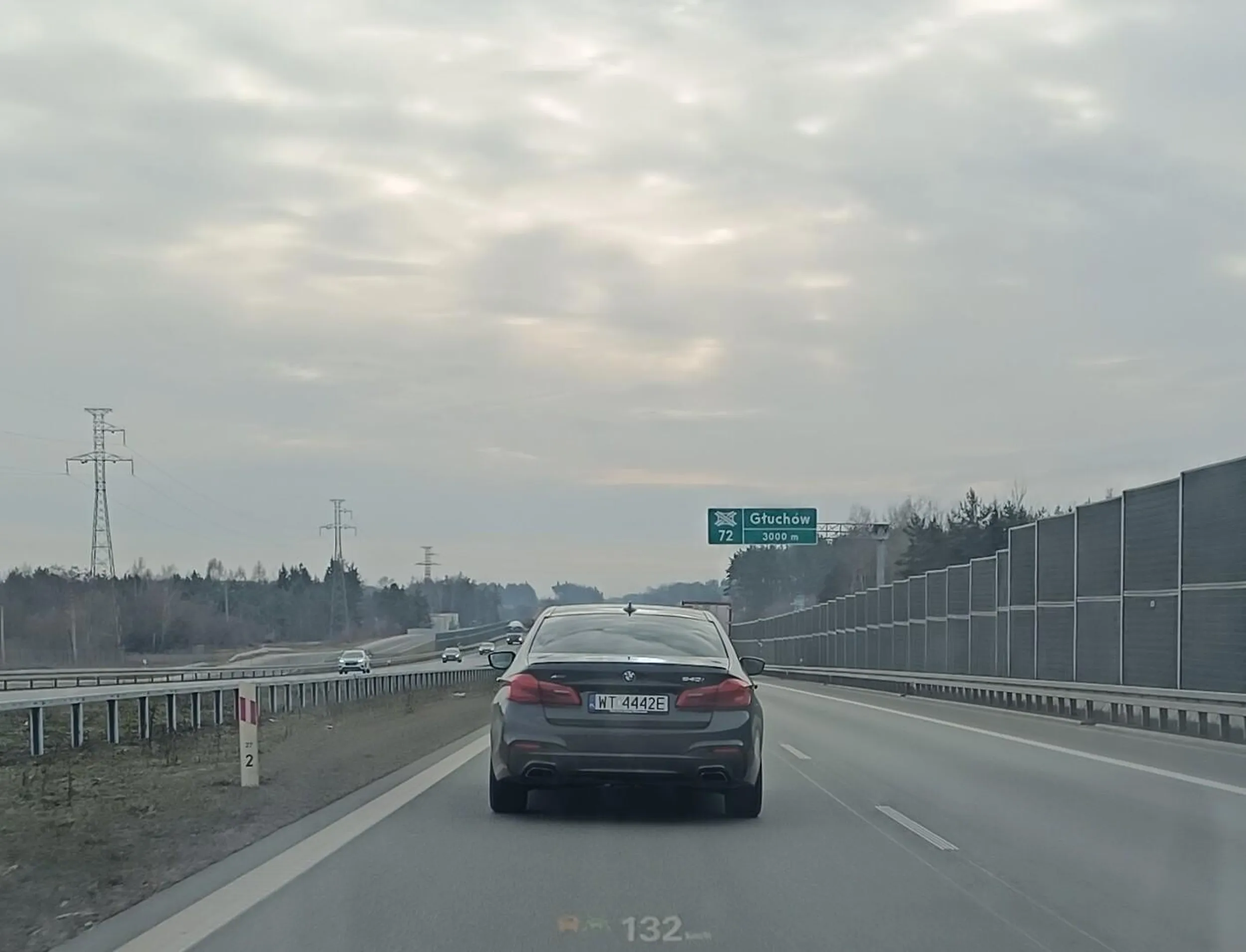 Miga światłami jak poj&$@. Wyprzedza prawym pasem. Zajeżdża drogę po czym wyhamowuje do 0 na S7.