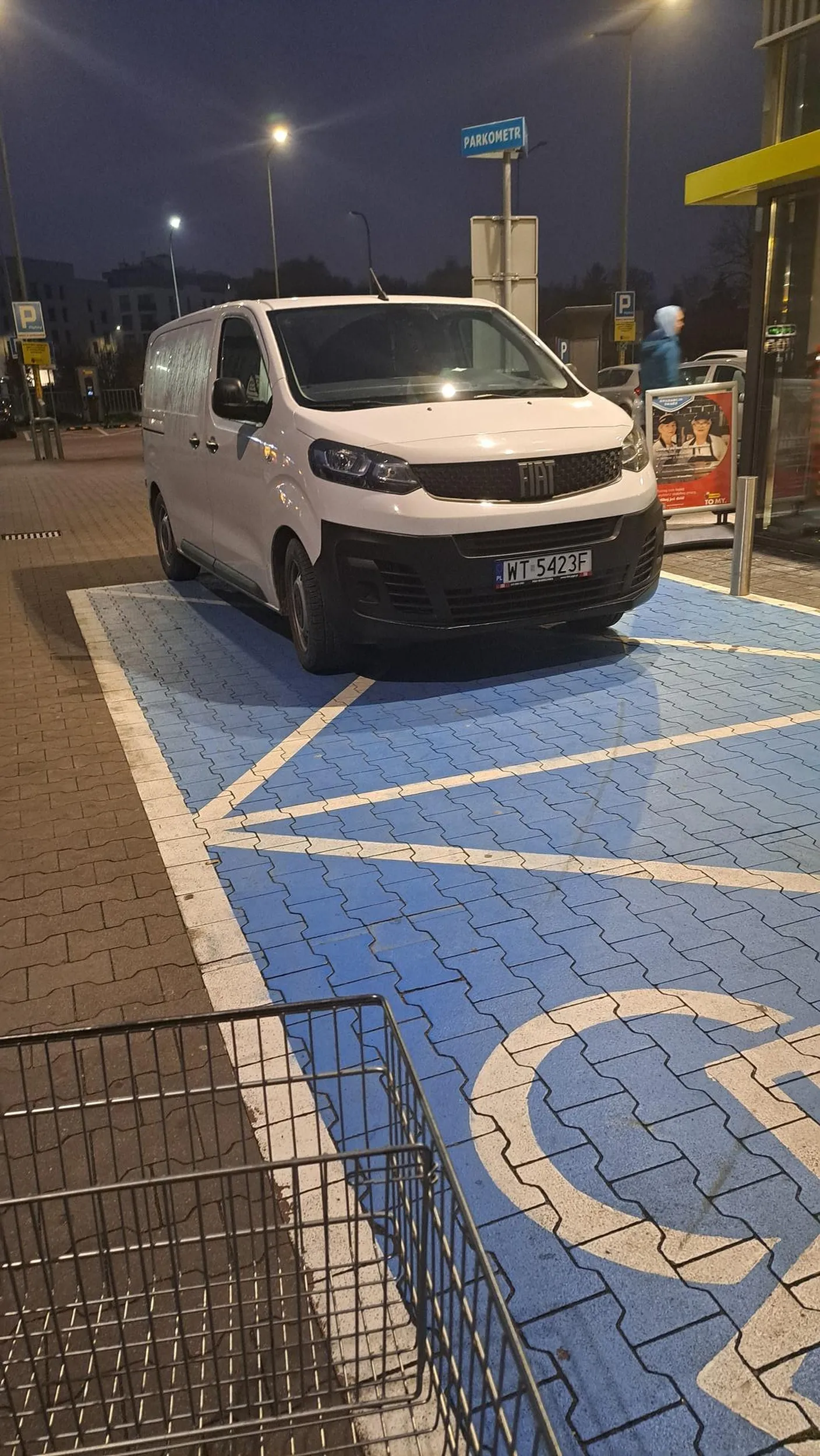 Wymusza na podporzadkowanej Geodezyjna z Sieczną.A potem staje pod Biedronka na Głębockiej na miejscu dla niepełnosprawnych by mieć bliżej do wejścia.Tabliczki niepełnosprawnej brak.