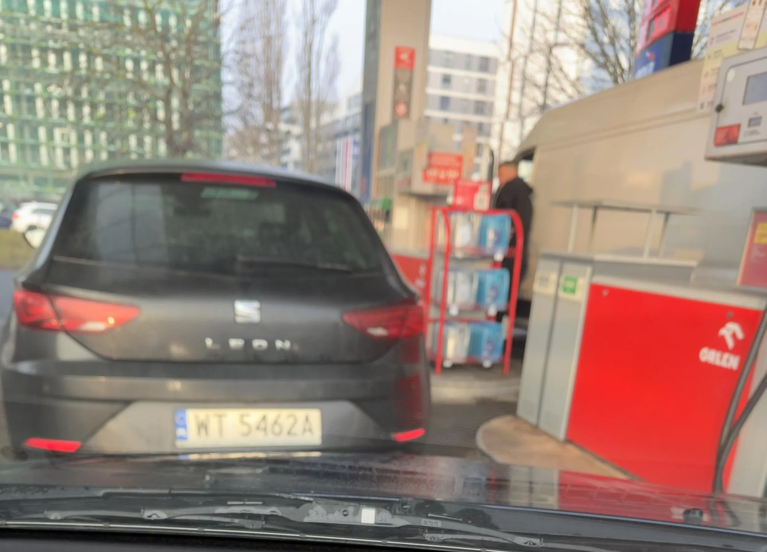 Dwa pięknisie zaparkowali na środku że nie można zatankować i poszli robić kiełby