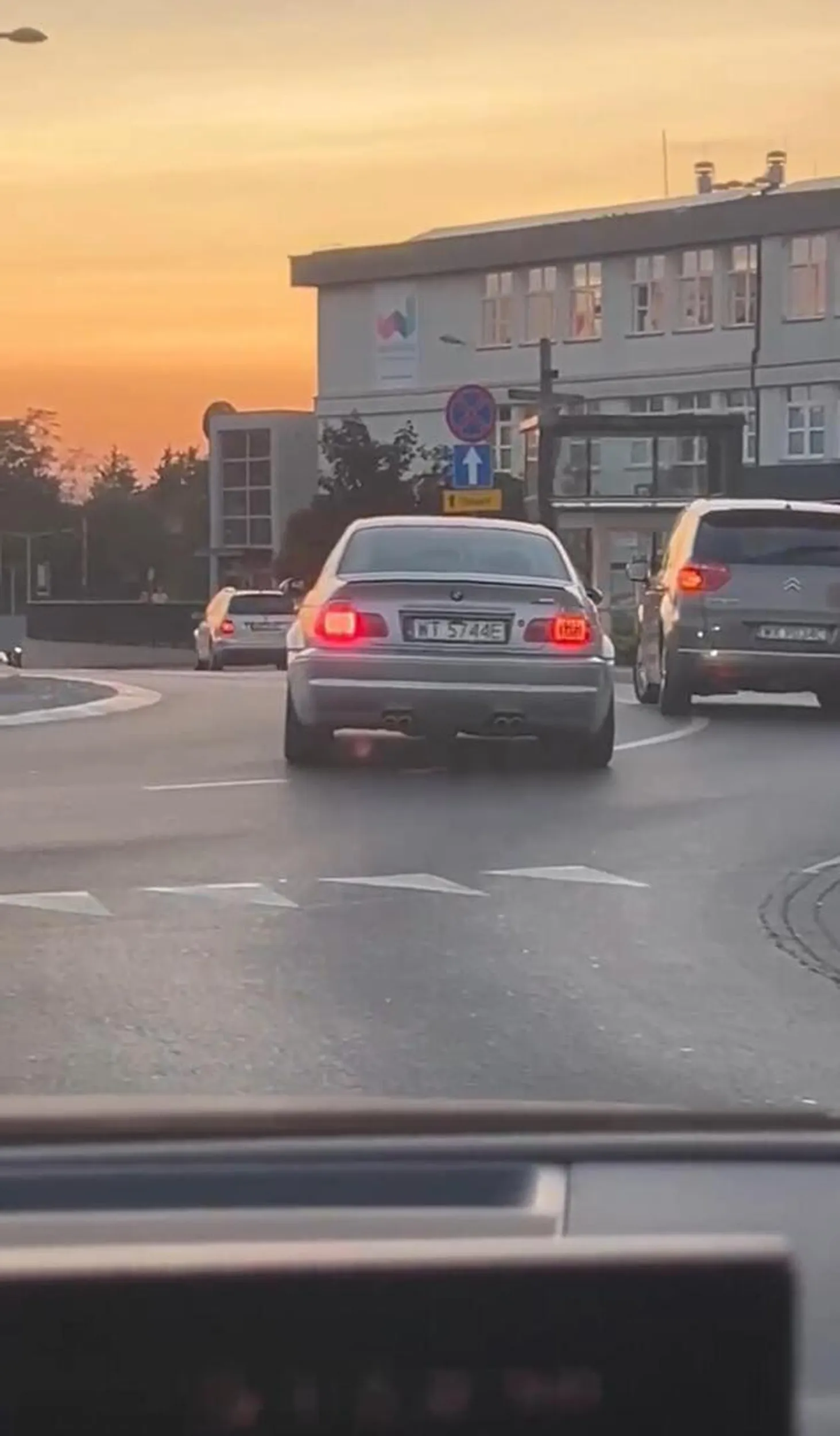 Wyprzedzanie na rondzie, po wewnętrznej, zajeżdżanie drogi, niebezpieczne manewry – szczyl jakimś cudem usiadł za kierownicą samochodu, ale mentalnie ciągle szoruje po podłodze resorakami.