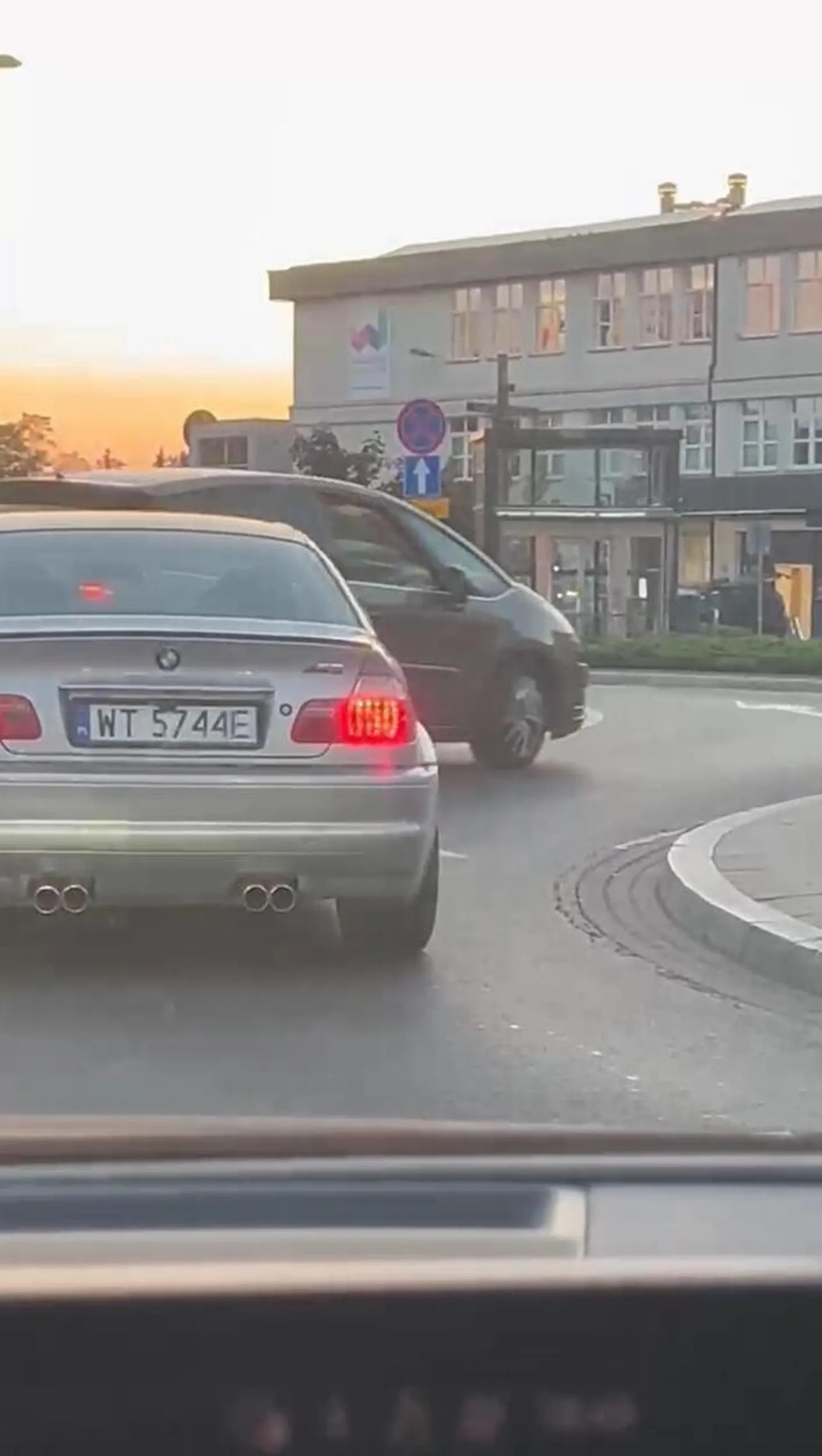 Wyprzedzanie na rondzie, po wewnętrznej, zajeżdżanie drogi, niebezpieczne manewry – szczyl jakimś cudem usiadł za kierownicą samochodu, ale mentalnie ciągle szoruje po podłodze resorakami.