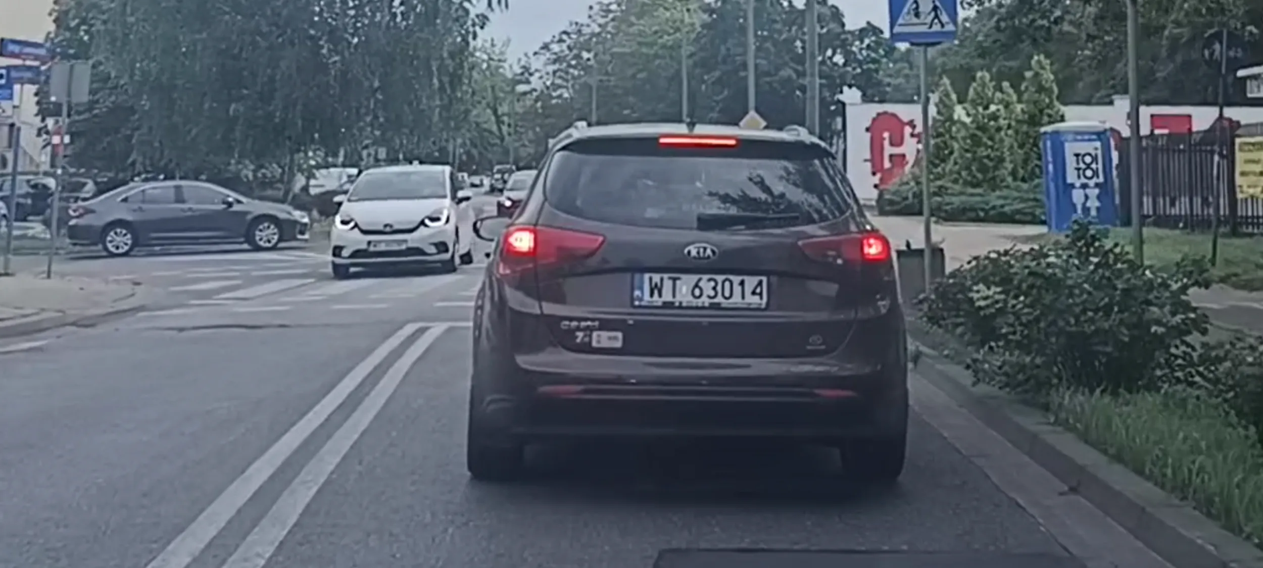 Bandyta drogowy wbił się na rondo przede mnie nie ustępując pierwszeństwa przejazdu na rondzie i zmusił mnie do ostrego hamowania. Więc cyk i ma focie.