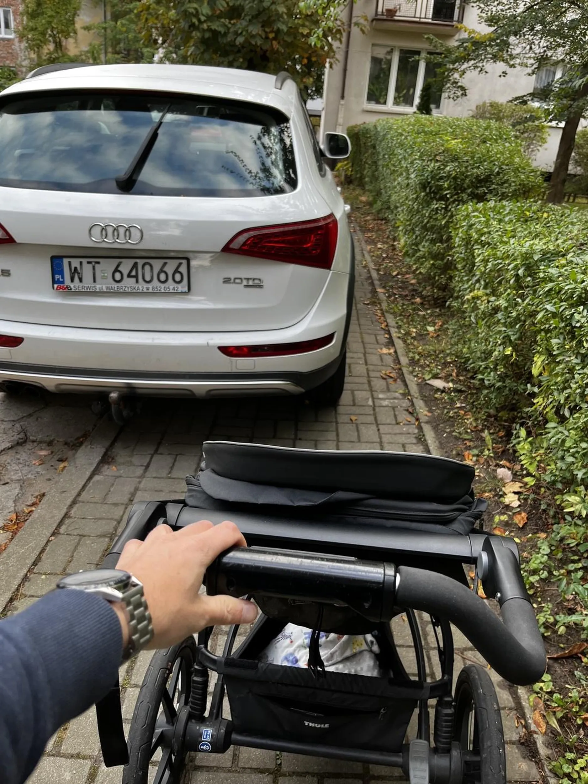 Jak on parkuje to raczej nie przejdziesz