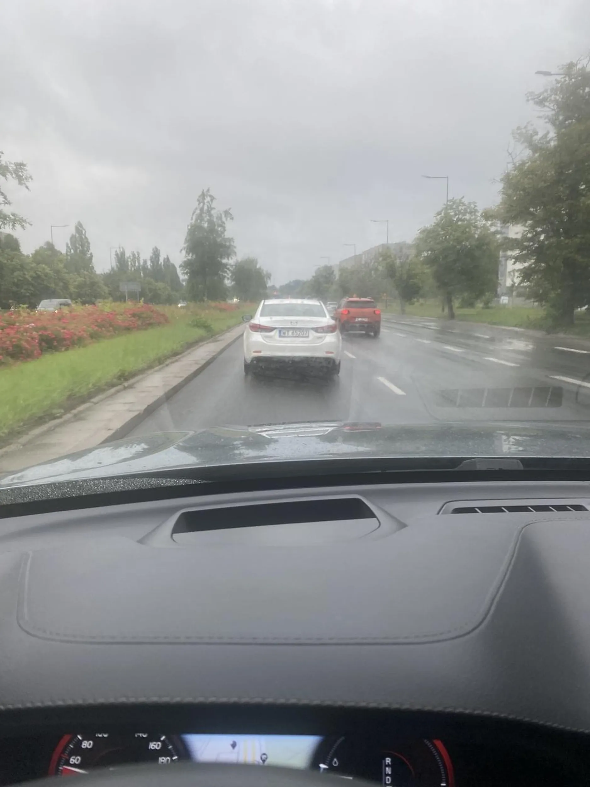 Stary dziad , który nie powinien już jeździć na drodze zachowuję sie jak strażnik teksasu ! mały stary pryk , zajeżdża i hamuje , Później nagrywa tel bo to on jest poszkodowany . Jak ktos zna to proszę o adres - z miłą chęcią go odwiedzę !!!!