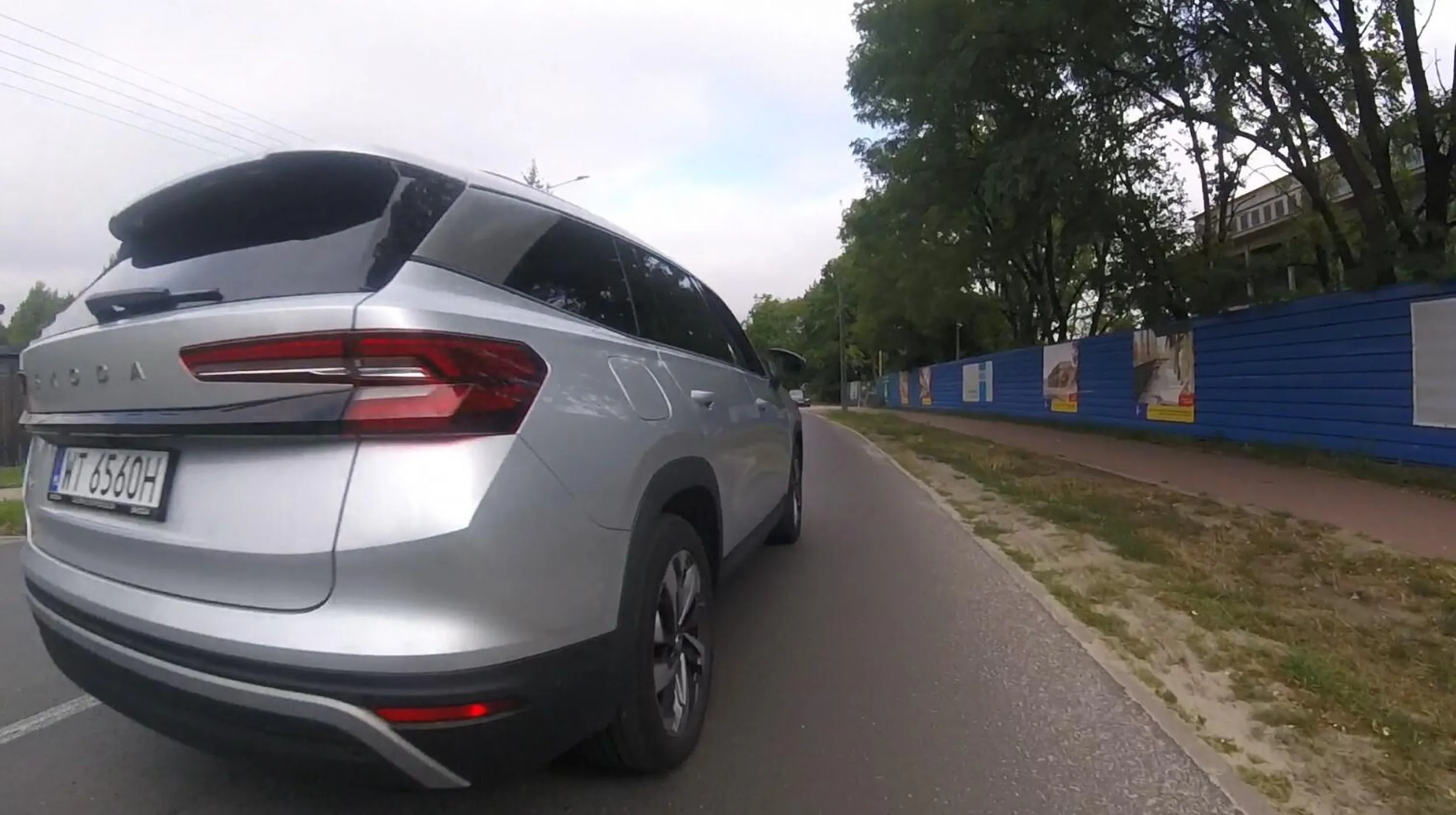 Tempa baba zajeżdża drogę rowerzystom i wmawia, że chodnik dla pieszych to ścieżka rowerowa. Przepisy jasno definiują, że gdy nie ma ścieżki rowerzysta ma obowiązek poruszać się po jezdni, o ile dopuszczono ruch do 50km/h. Na tym odcinku ul. Mrówczej akurat nie ma ścieżki rowerowej. Niby rejestracja lokalna, a kierowca jakby z daleka. Spełnienie życzenia w/w "pani" skutkuje mandatem 200zł. Polecam portal https://mapa.um.warszawa.pl/mapaApp1/mapa?service=rowery