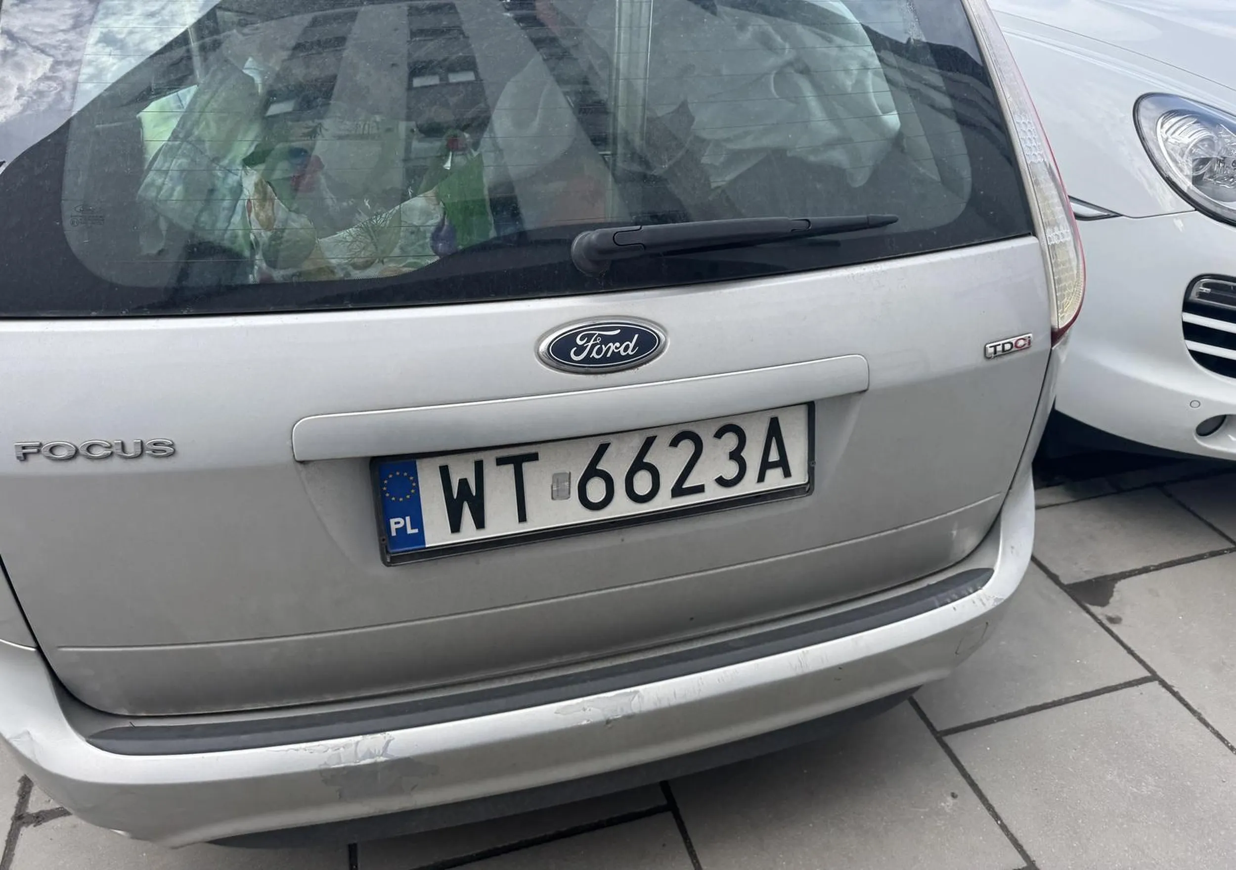 Widać, że myślenie podczas parkowania u „kierowcy” tego Froda nie istnieje i lubi utrudniać życia innym, że dziecko nie jest wstanie wsiąść do samochodu