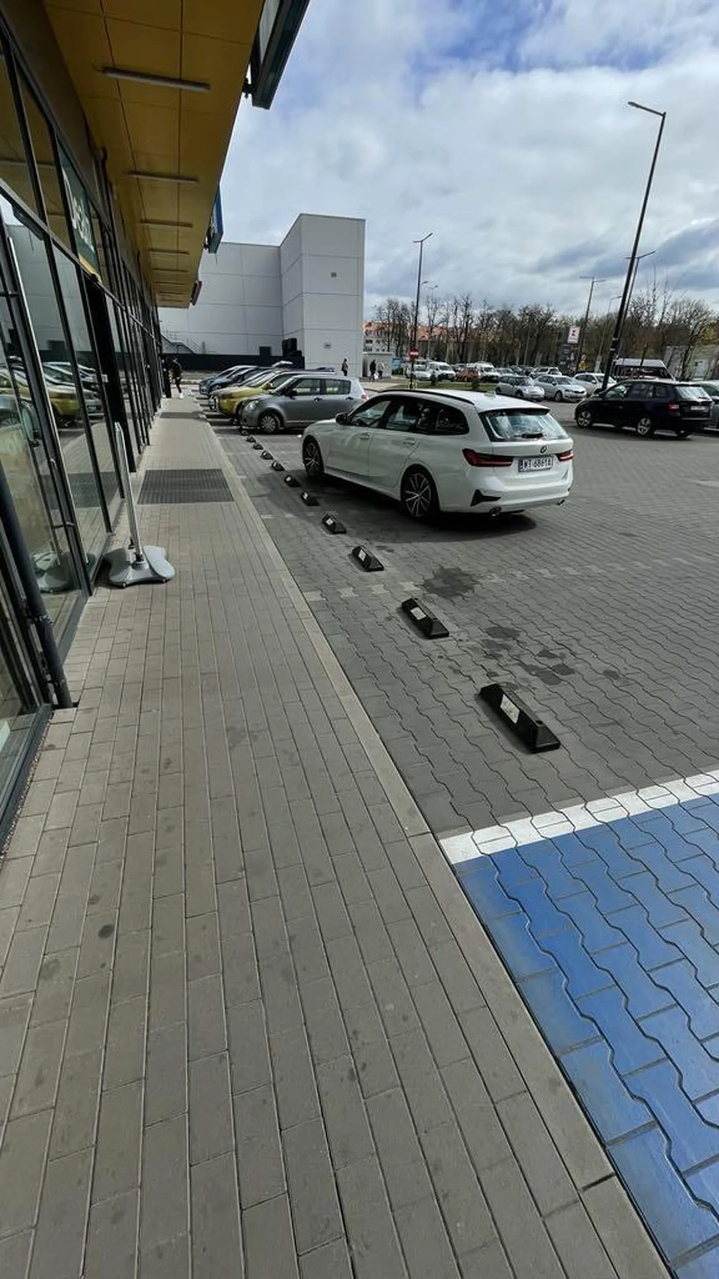 Nie, panie kierowco, pana samochód nie jest zbyt długi na te miejsca parkingowe. Pan po prostu jest leniem i ignorantem. Bez komentarza.