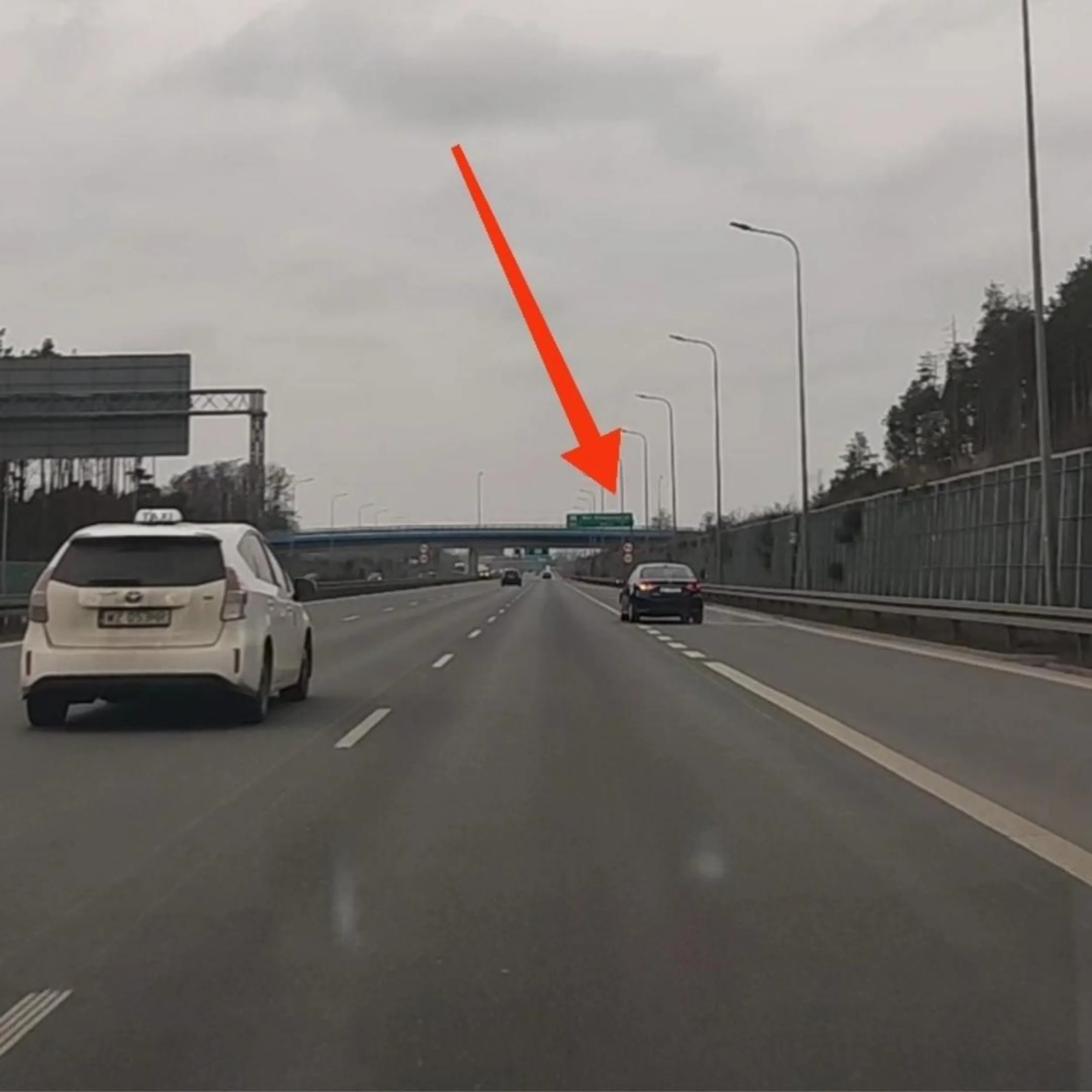 Dramat. Ledwo wjechał na S2, jeszcze się pas rozbiegowy nie skończył a ten już się pakuje na środkowy pas ??‍♂️ Prawy pas to lawa!?