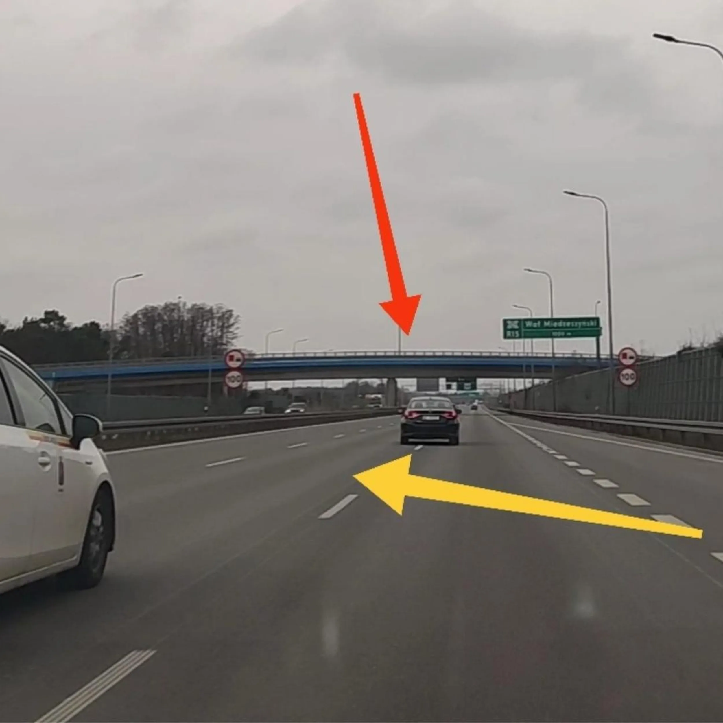 Dramat. Ledwo wjechał na S2, jeszcze się pas rozbiegowy nie skończył a ten już się pakuje na środkowy pas ??‍♂️ Prawy pas to lawa!?