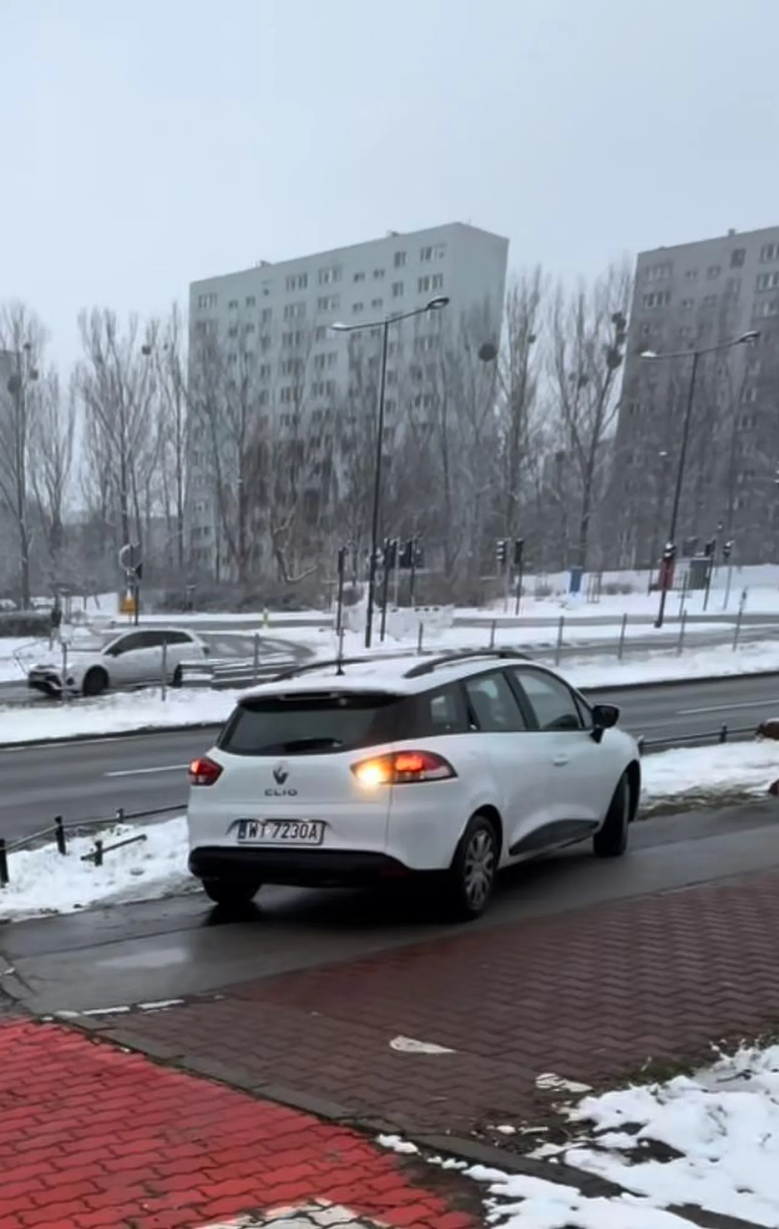 Chamie, nie jeździ się po chodniku! I won z miejskiej zieleni ?