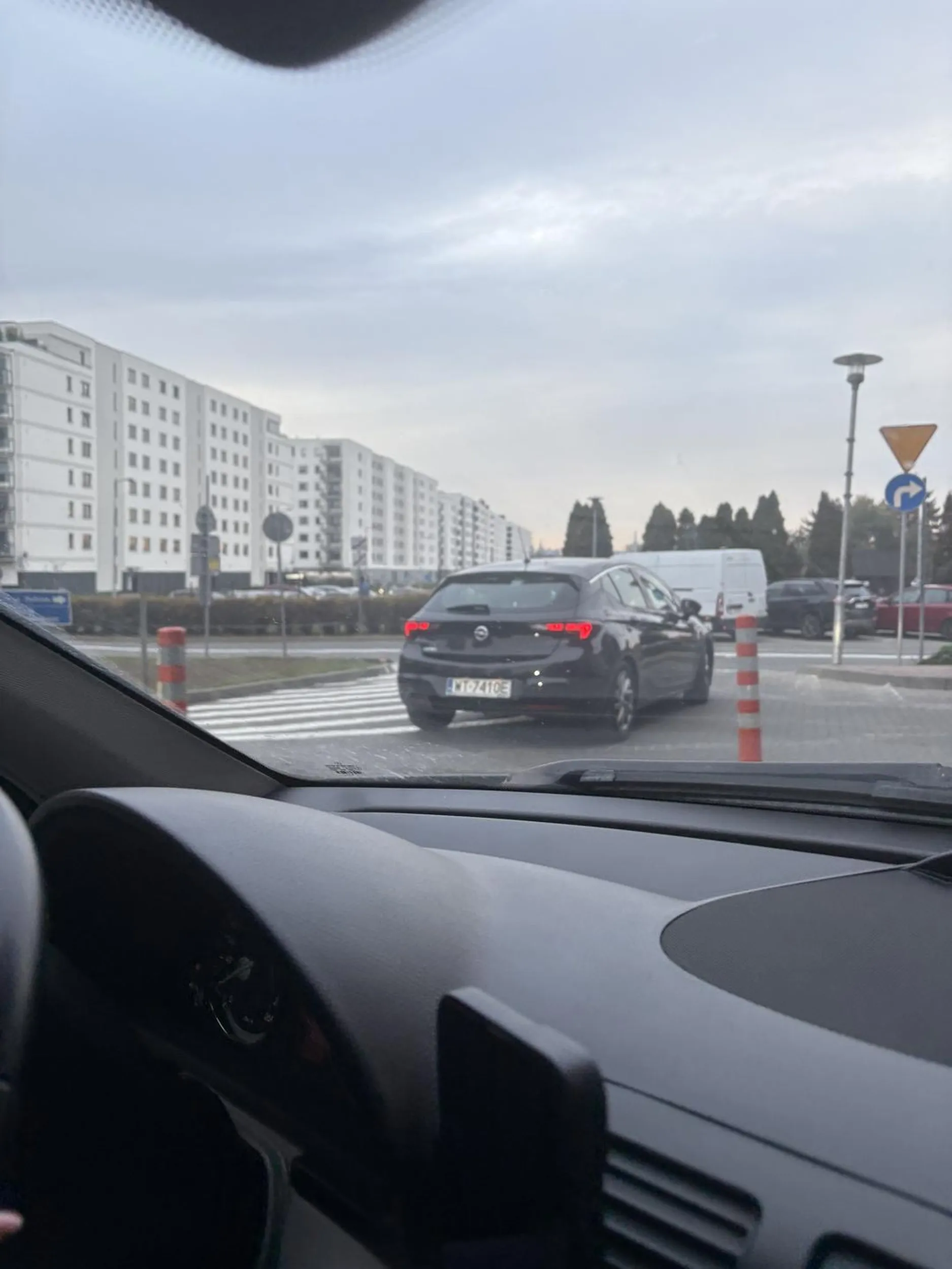 Kierowca przy wjeżdżaniu do promenady pojechał pod prąd, zatamował ruch i przejechał po blokadach