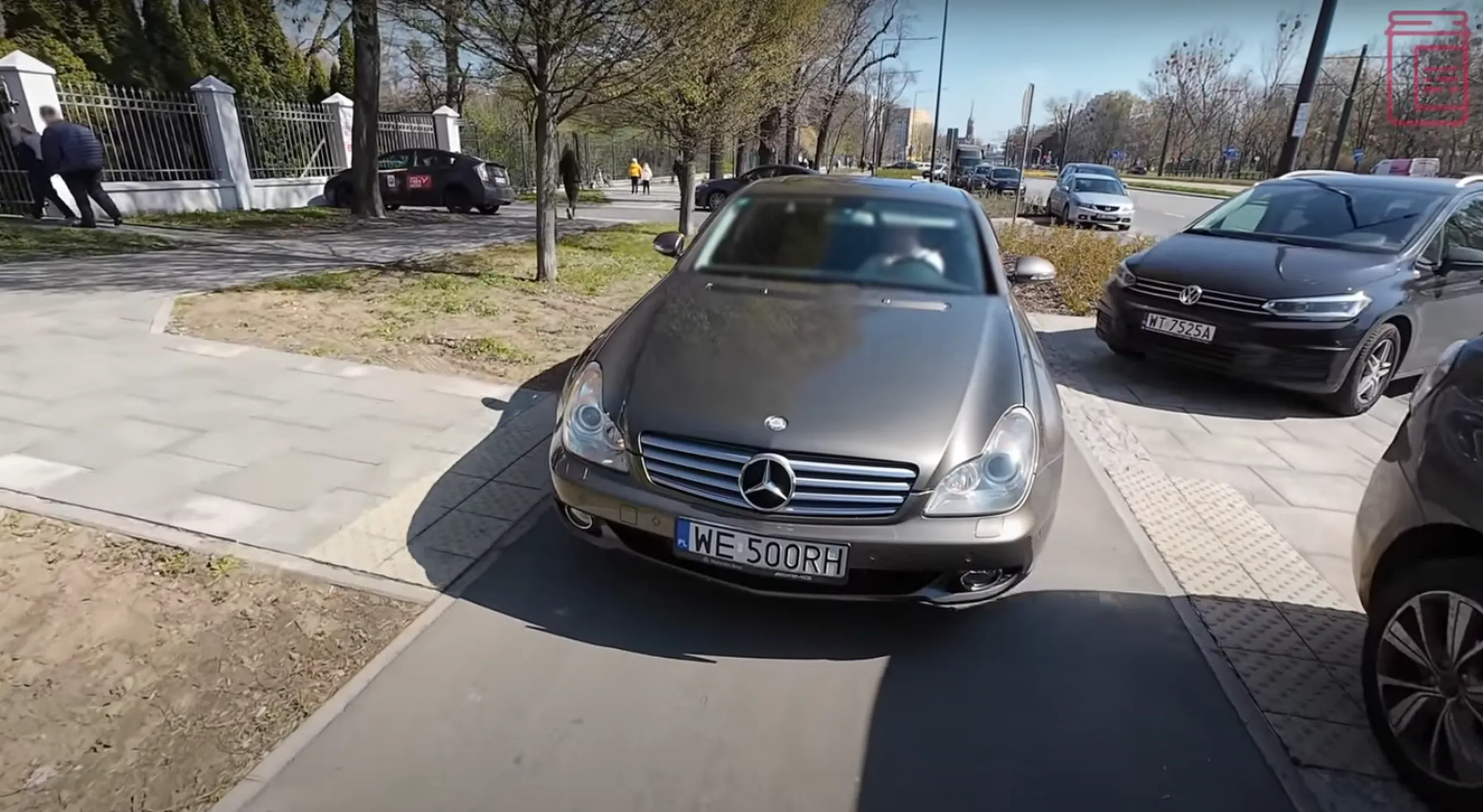 Parkowanie na chodniku nie pozostawiwszy pieszym 1,5m wolnego miejsca