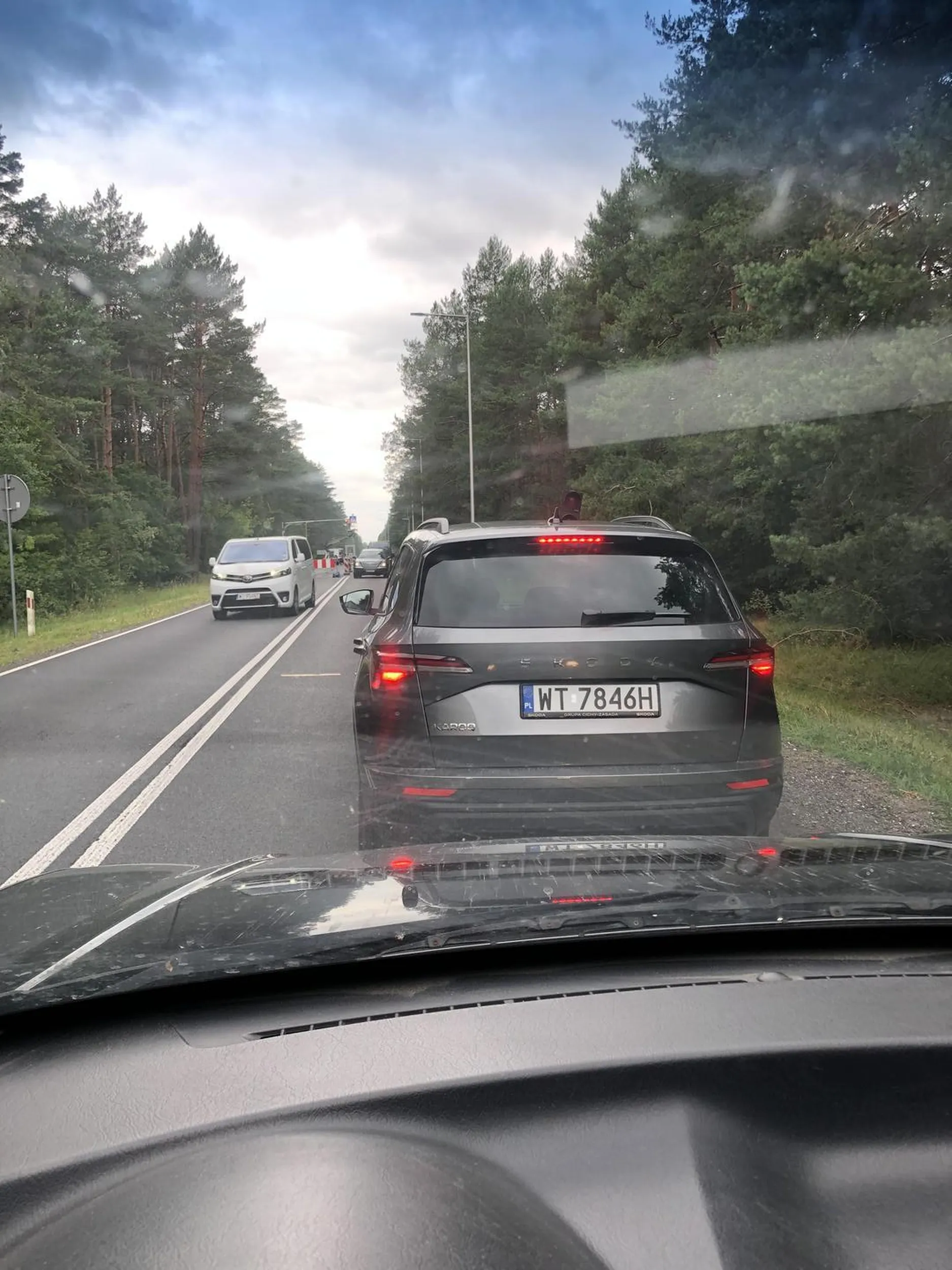 Kierowca jest chyba daltonistą i nie odróżnia kolorów sygnalizacji świetlnej.