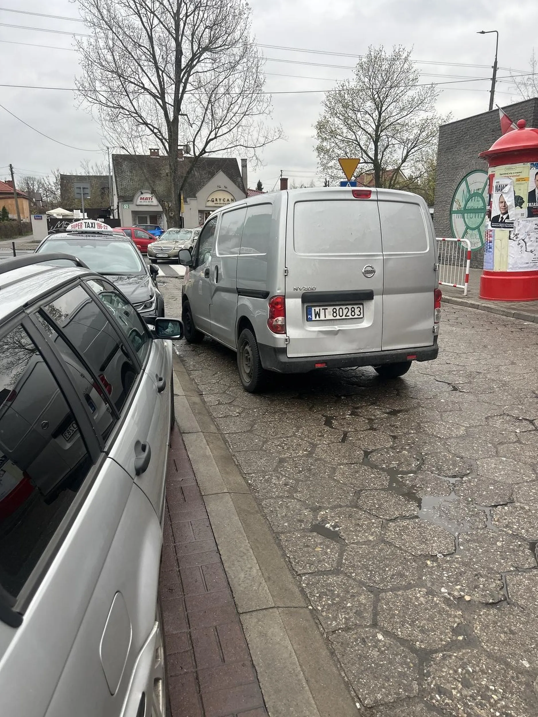 Zaparkował się na drodze ,zablokował 2 samochody i poszedł do sklepu