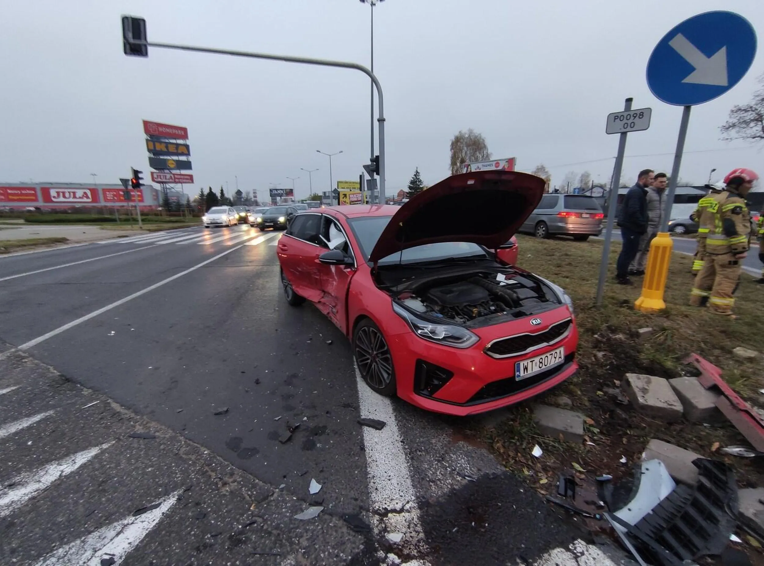 Jestem pierwszym użytkownikiem pojazdu. Samochód miał szkodę całkowitą- uderzenie w prawy bok, przy prędkości ok. 60 km/h.