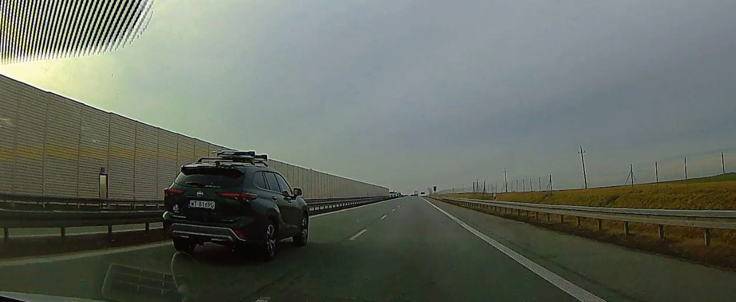 Do lewego pasa przyklejony tak został w domu nauczony. xD