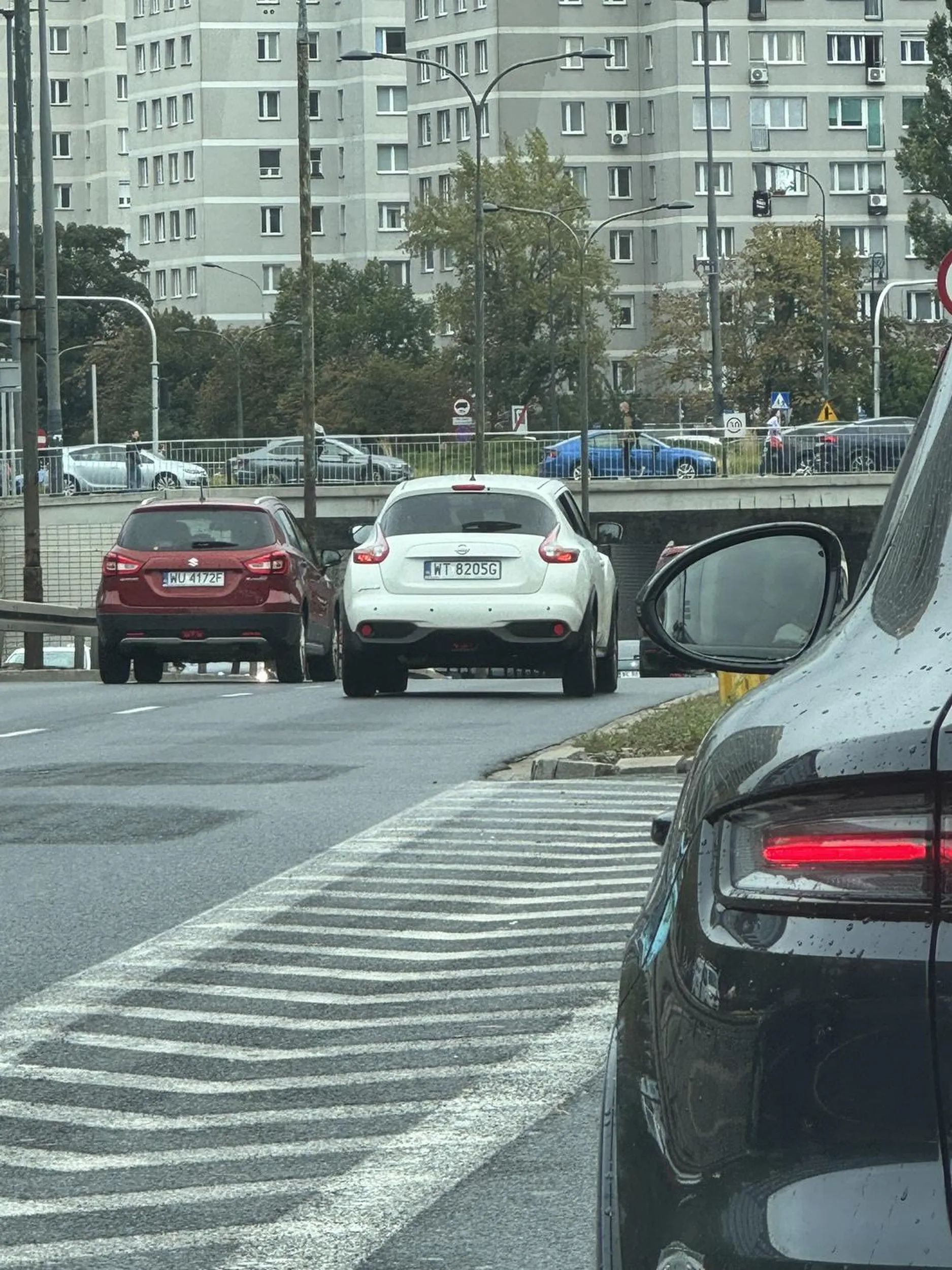 Powoduje zagrożenie życia przerywając linie ciągłą aż dwa razy nagle, hamuje specjalnie by spowodować wyłudzenie odszkodowania.