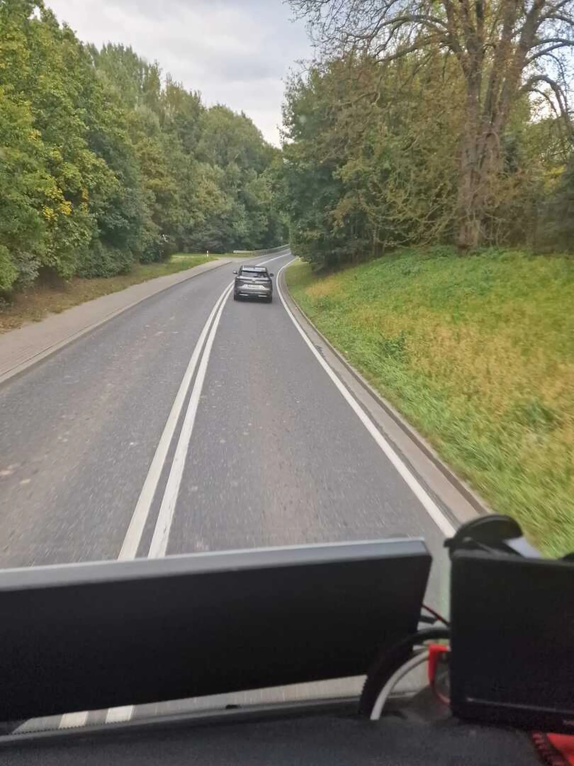 Jedzie 75 na godzinę jak się go wyprzedza to zaczyna przyśpieszyć. Ps. Próbowałem go wyprzedzać ciężarówką.