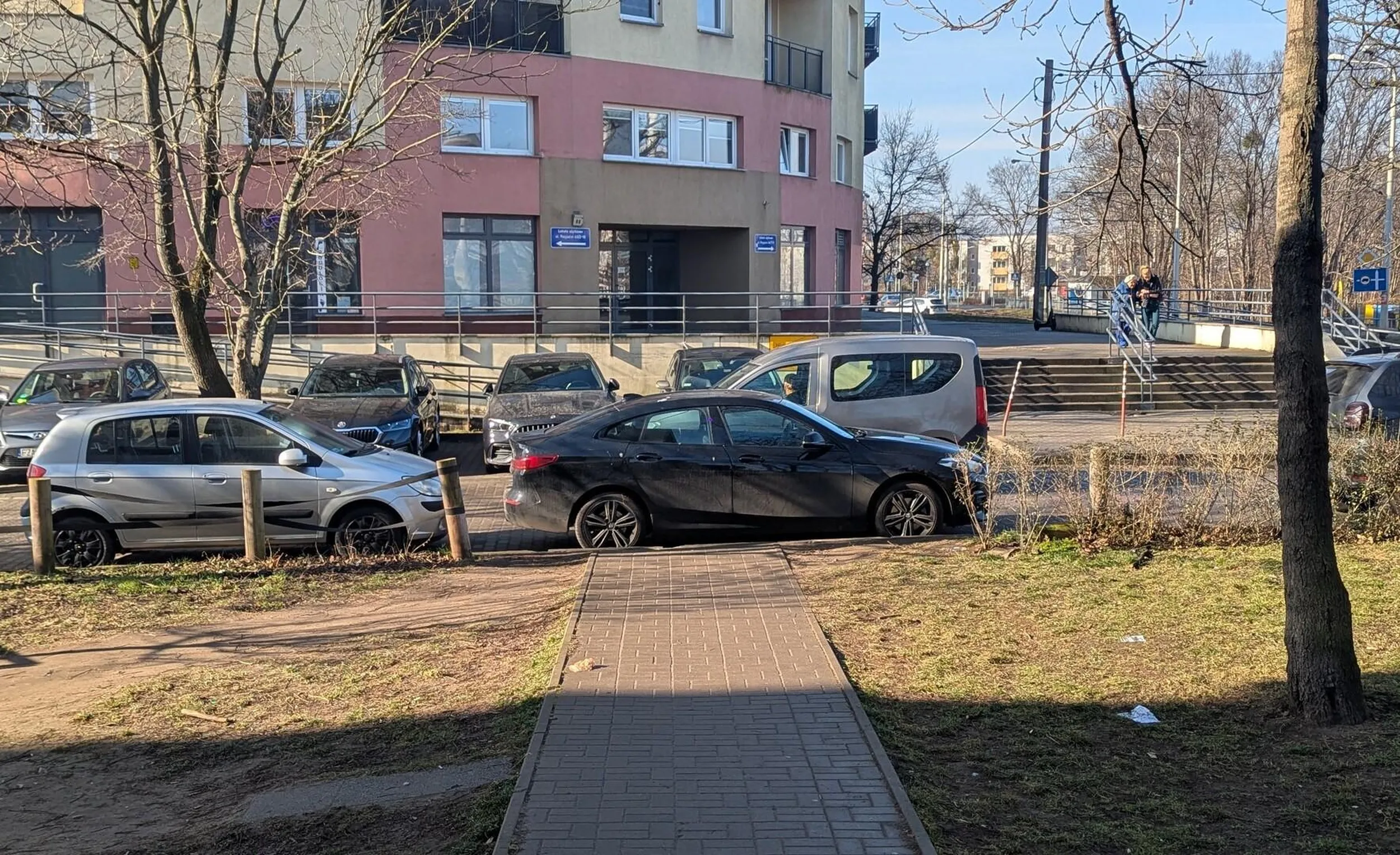 W jaki sposób mam tędy przejść z wózkiem?