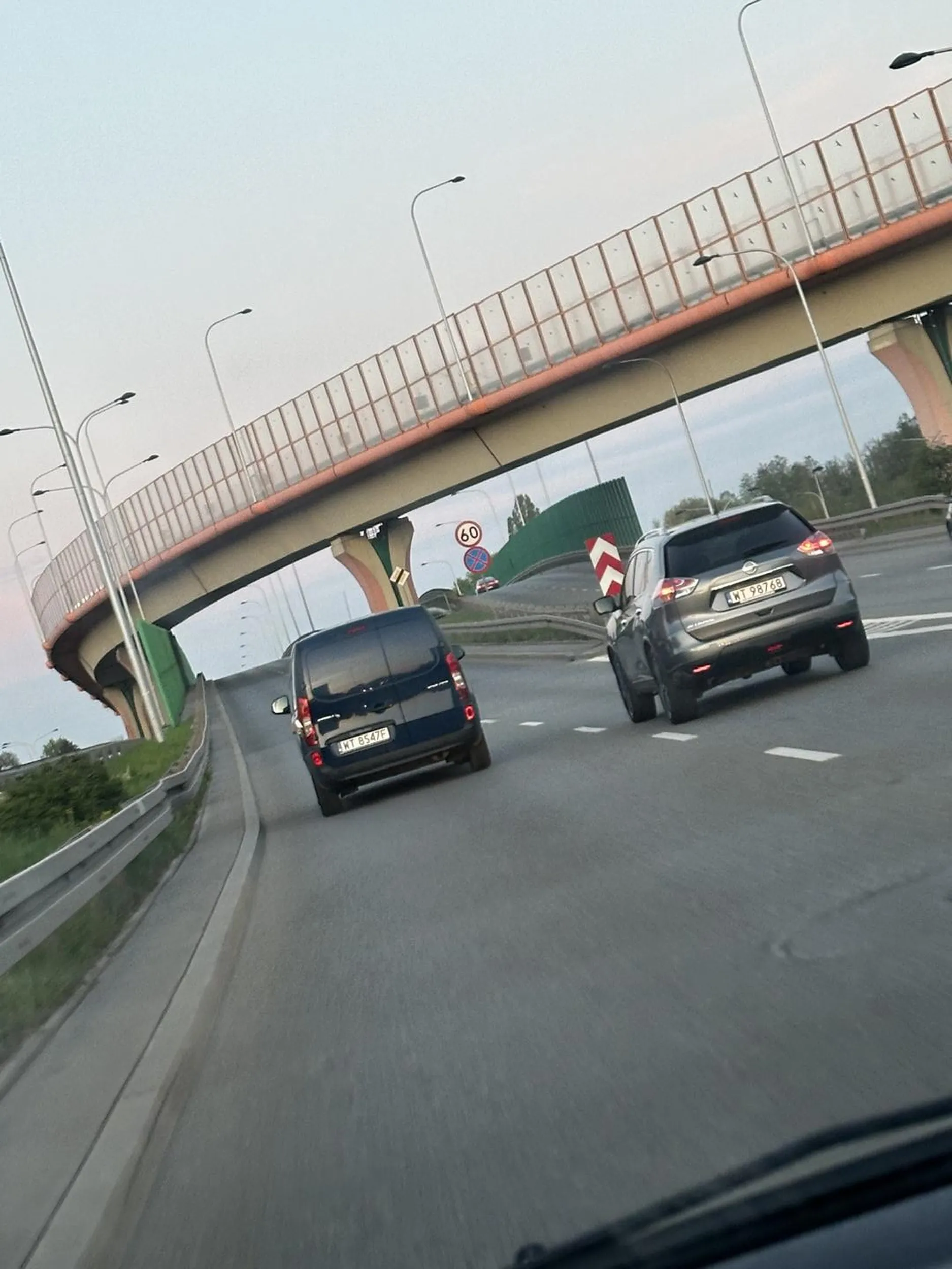 Uwaga! Najprawdopodobniej pijany. Jedzie środkiem drogi, nie trzyma pasa ruchu, wyprzedza na milimetry i wyprzedza nie stosując bezpiecznego odstępu między poprzedzającym pojazdem. Ciśnie 120-30 na ograniczeniu do 60. Nie byłem w stanie zadzwonić po odpowiednie służby lub ewentualnie go dogonić.