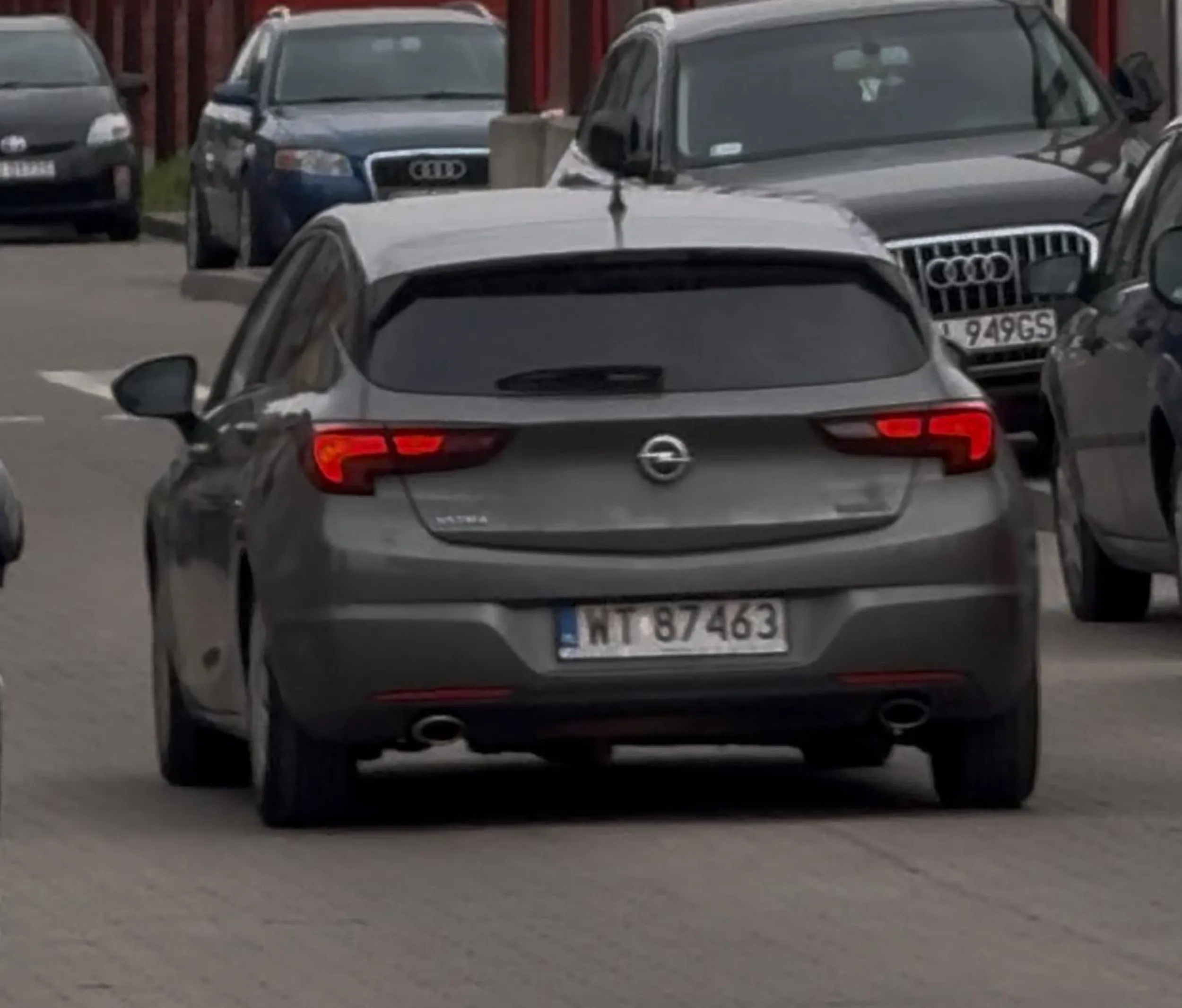 Nieoznakowany cham z policji, który wjeżdża w korku na czołówkę, a jak nkierowca nie zjeżdża przed jaśnie panem na pobocze, to sobie odpala koguty. A potem leci dalej już bez bomb… żenada… widziałem tę akcję dziś na płowieckiej