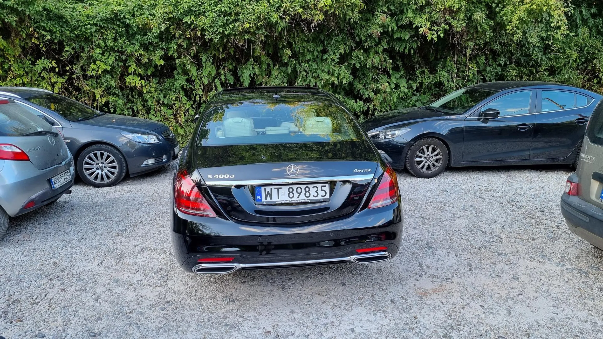 Paniusia z pseudo klasą przyjechała jako gość weselny i postanowiła zablokować auta gości z innej restauracji. Stała tak dobrą godzinę zanim udało się ją znaleźć. W okolicy masa wolnych miejsc. Buta i arogancja w najgorszym wydaniu. Liczę się tylko ja i nikt więcej.