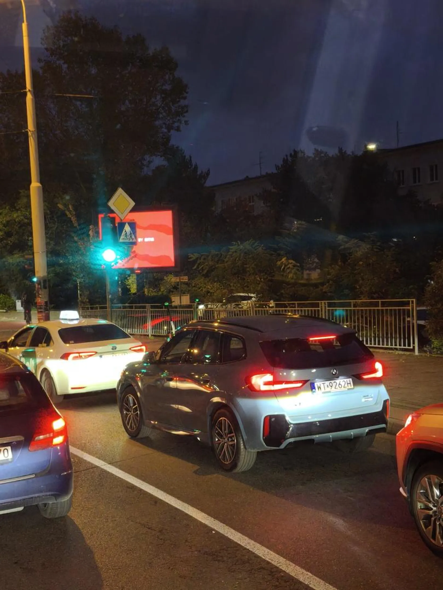 Kierowca tego dziadkowozu jeździ na czerwonym świetle wymuszając pierwszeństwo na tramwaju. Wydaje mi się że daltonistą. Prawko oddaj.