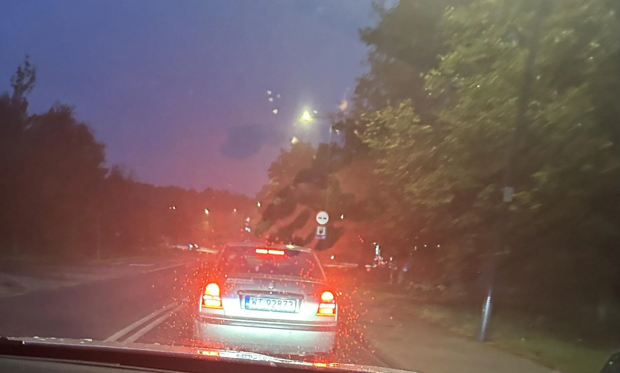 Jedzie jak sierota grzebiąc w telefonie