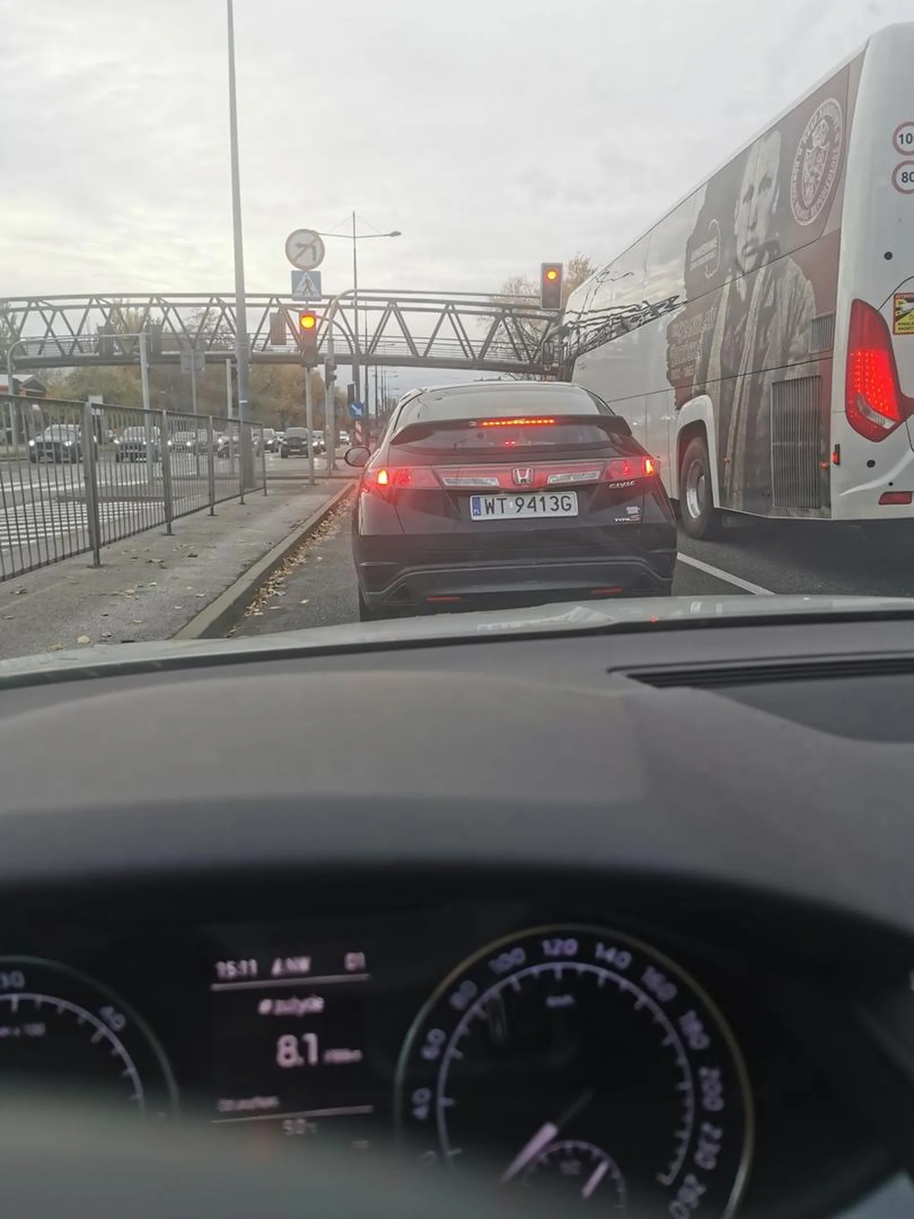 Cwaniak. Nie chciało mu się stać na światłach i wymusił pierwszeństwo na rondzie Mościckiego.