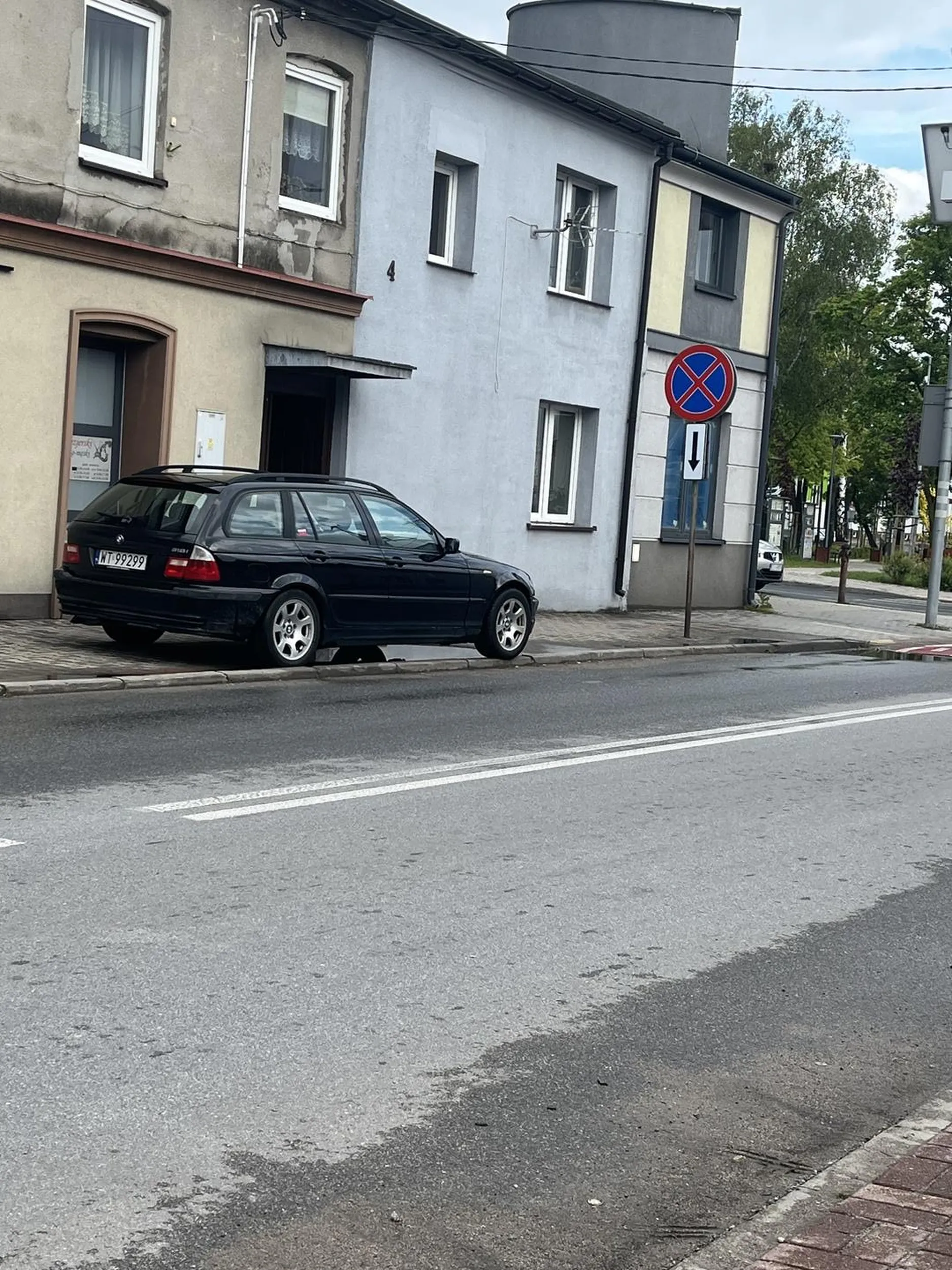 Kierowca stoi na zakazie i blokuje widoczność powodując zagrożenie. Drogi kierowco kilka metrów dalej jest parking polecam tam stać ?